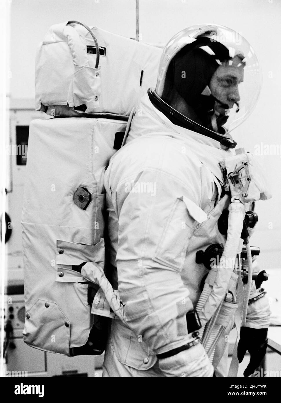 Astronaut Russell Schweickart, Mondmodulpilot der Apollo 9-Hauptmannschaft, trägt die Extravehicular Mobility Unit (EMU), die er während seiner geplanten Apollo 9-Extravehikularaktivität (Spacewalk) verwendet. Stockfoto