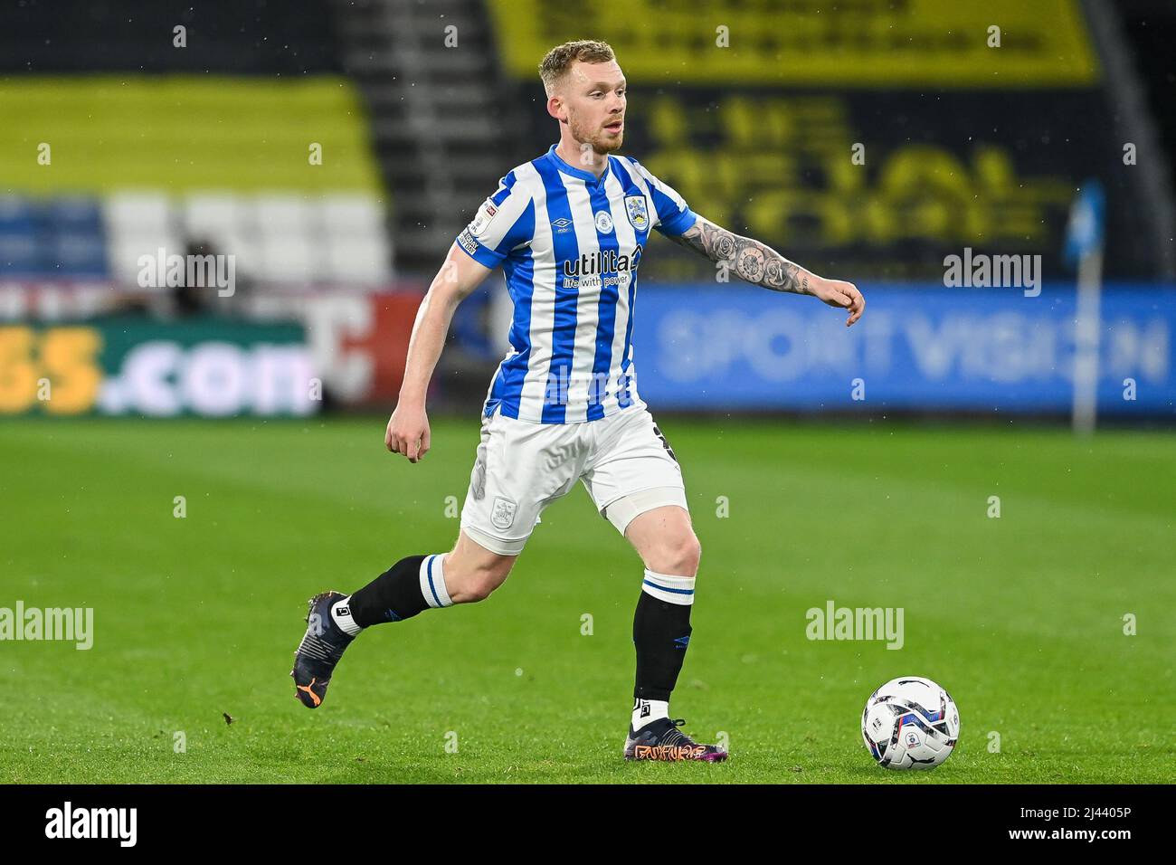 Lewis O'Brien #8 von Huddersfield Town in Aktion während des Spiels in , am 4/11/2022. (Foto von Craig Thomas/News Images/Sipa USA) Stockfoto