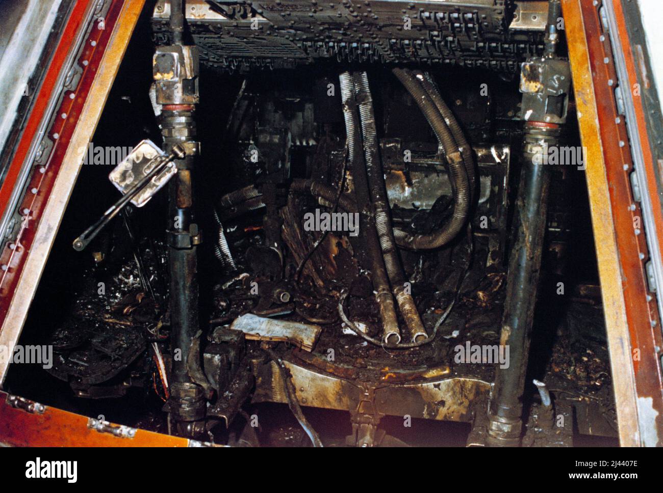 Das Innere des Apollo 1-Kommandomoduls, das die Schäden des Feuers zeigt. Die Astronauten Virgil (Gus) Grissom, Roger Chaffee und Edward White starben in der Tragödie. Stockfoto
