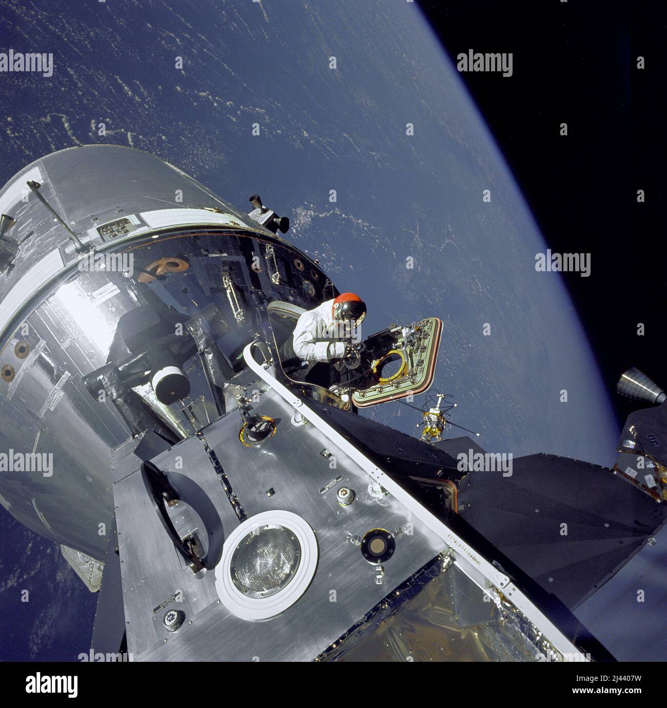 Apollo 9 Command/Service Modules (CSM) mit dem Spitznamen „Gumdrop“ und Lunar Module (LM) mit dem Spitznamen „Spider“ sind als Command Module Pilot David Scott in der offenen Luke angedockt dargestellt. Stockfoto