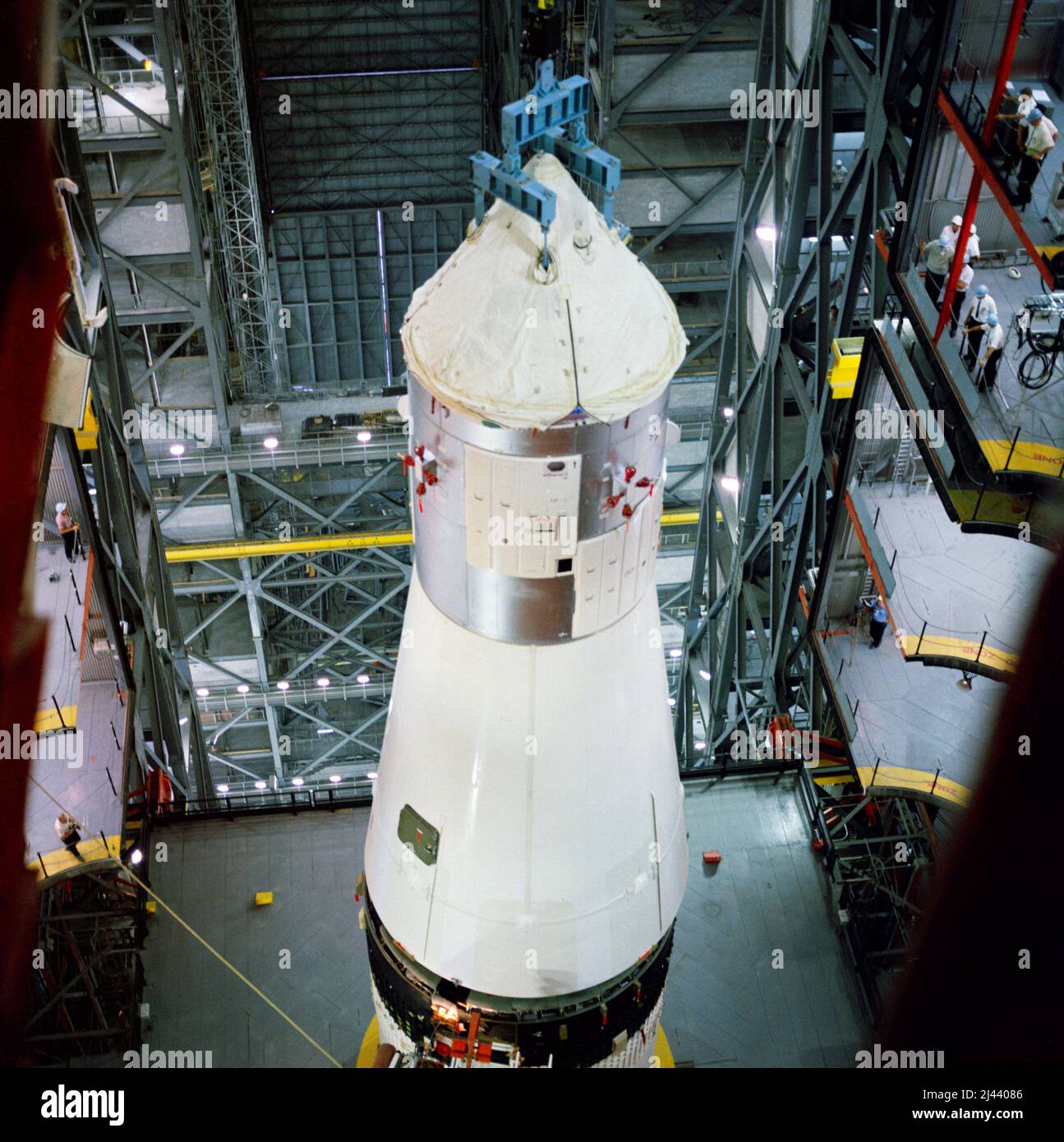 Die Raumsonde Apollo 4 wird auf der Saturn-Rakete im Hochregallager des Vehicle Assembly Building in Position gebracht, um sich mit dem Trägerrakete Saturn V zu paaren. Stockfoto
