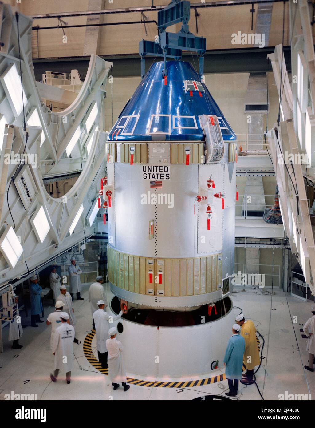 Apollo 7 Command/Service Module werden zur Paarung mit dem Lunar Module Adapter (SLA) -5 des Raumschiffs im bemannten Raumfahrzeug-Einsatzgebäude des Kennedy Space Centers in Position gebracht. Stockfoto