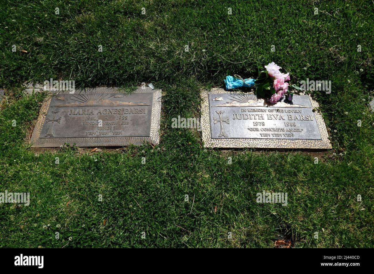 Los Angeles, California, USA 10.. April 2022 das Grab der Schauspielerin Judith Barsi und das Grab der Mutter Maria Barsi im Forest Lawn Memorial Park Hollywood Hills am 10. April 2022 in Los Angeles, Kalifornien, USA. Foto von Barry King/Alamy Stockfoto Stockfoto
