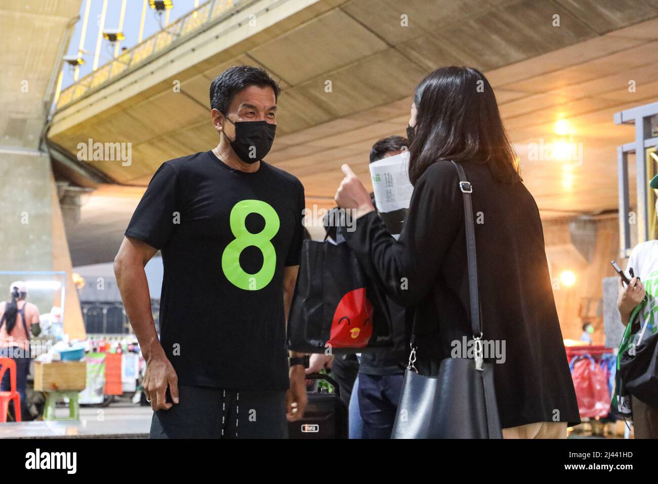 Bangkok, Thailand. 8. April 2022. Bangkok Gouverneurskandidat Chatchart Sitthiphan, Nummer 8, an der Rama VIII-Brücke auf der Thonburi-Seite geworben, Er hat den Spitznamen, den die Menschen ihm gegeben haben. Der stärkste Mann der Welt. Die eine Wahl am 22. Mai 2022 haben wird, nachdem der vorherige Gouverneur von der Militärjunta nach der letzten Wahl ernannt wurde, war vor 9 Jahren im Jahr 2013 für 9 Jahre. (Bild: © Adirach Toumlamoon/Pacific Press via ZUMA Press Wire) Stockfoto