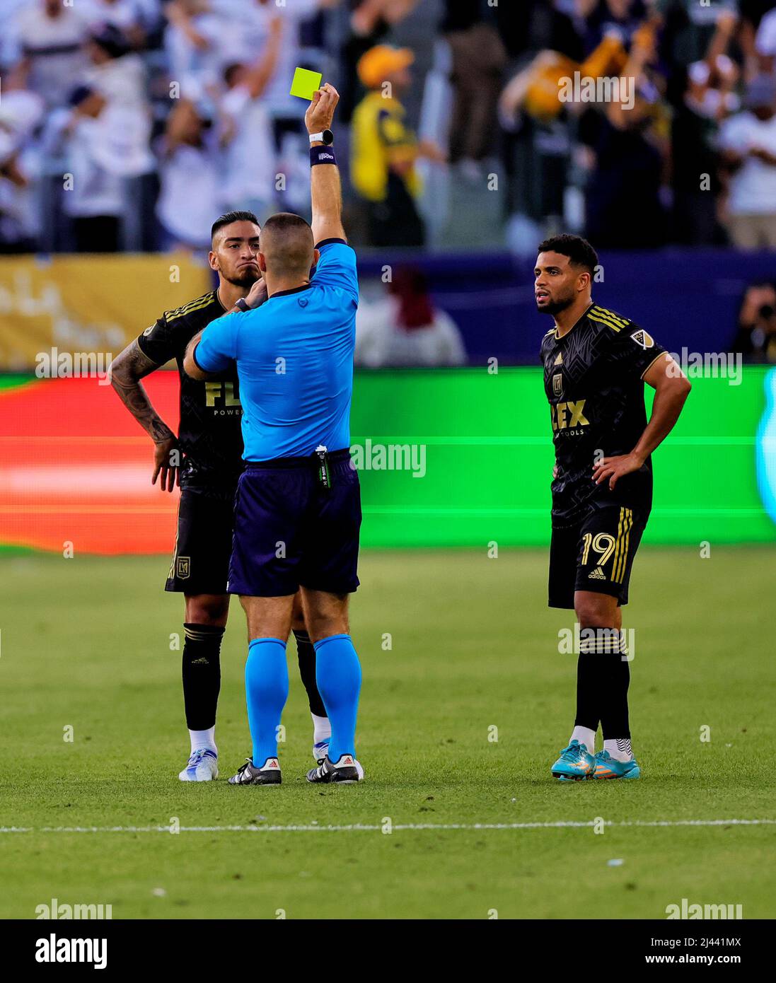 Der Los Angeles FC Stürmer Cristian Arango (9) streitet mit dem Beamten und wird wegen einer gelben Karte wegen der Disqualifikation des LAF durch die Video Review gebucht Stockfoto