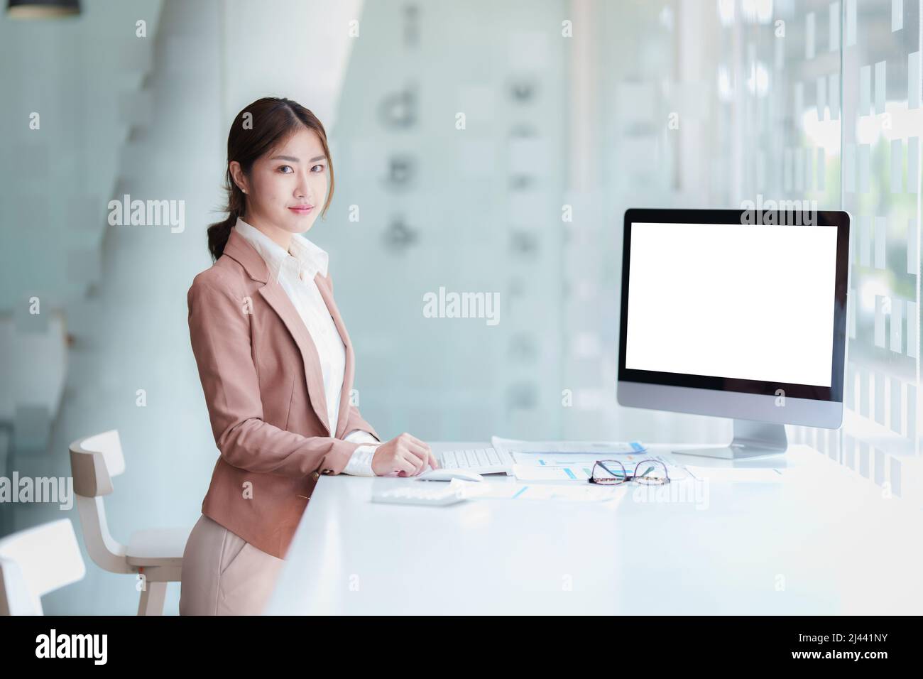 Vorderansicht von Mock up Computer und Bürobedarf Gadget. Leerer Bildschirm für die Montage der grafischen Anzeige. Stockfoto