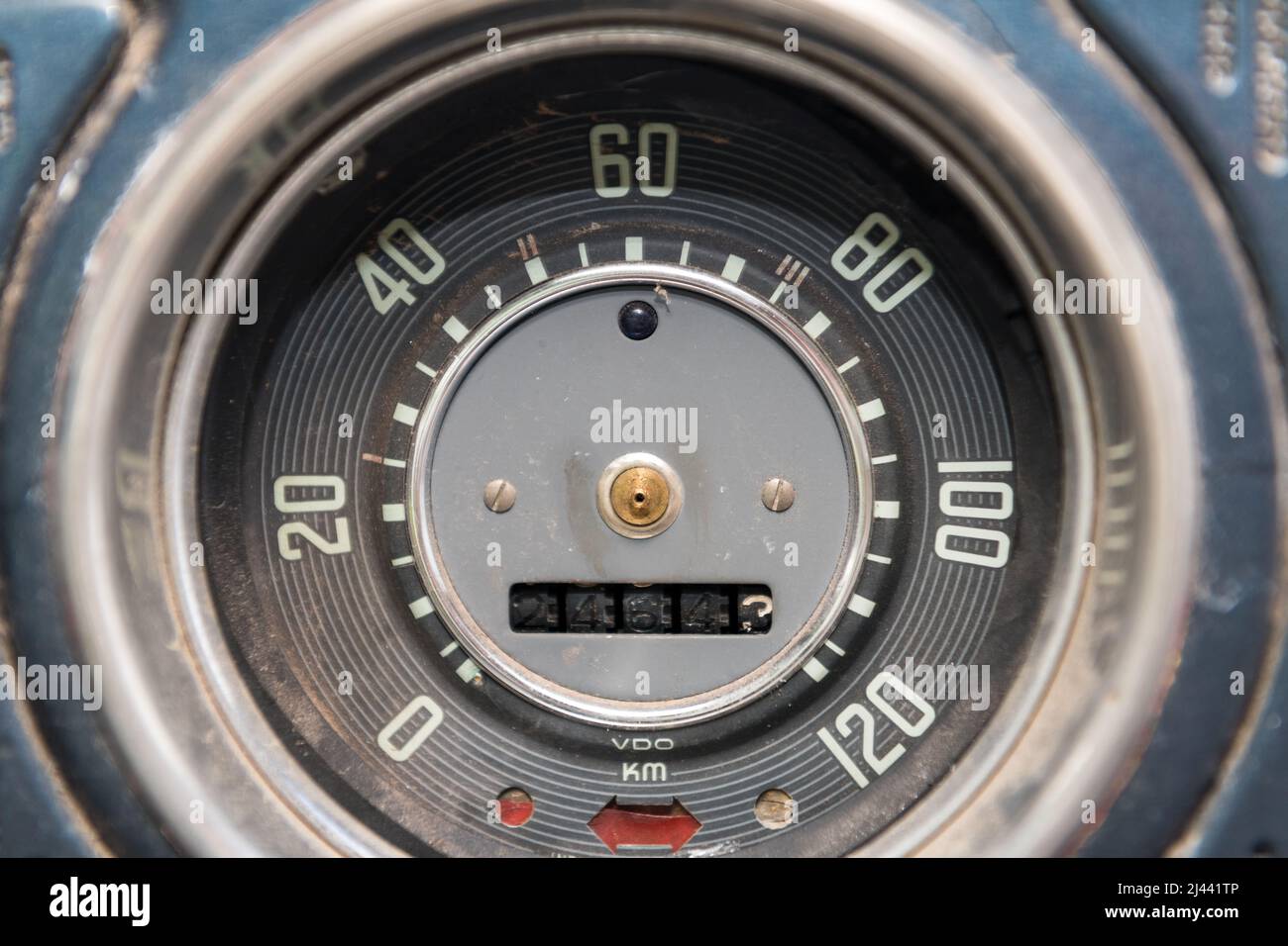 Details eines Tachometers eines alten Oldtimers, der repariert wird. Stockfoto