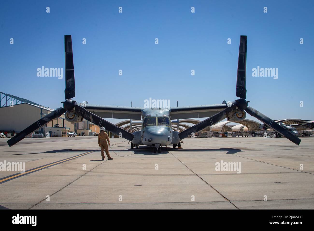 Ein Crew-Chef des US-Marine-Corps, der dem Marine Aviation Weapons and Tactics Squadron One (MAWTS-1) zugewiesen ist, führt vor einem Langstreckenrazzia-Training während des Weapons and Tactics Instructor (WTI) Course 2-22, auf der Marine Corps Air Station Yuma, Arizona, am 6. April 2022 Vorflugkontrollen eines MV-22B Fischadlers durch. WTI ist eine siebenwöchige Schulungsveranstaltung, die von MAWTS-1 veranstaltet wird und standardisierte fortgeschrittene taktische Schulungen und Zertifizierungen von Instruktorenqualifikationen bietet, um die Ausbildung und Bereitschaft der Meeresluftfahrt zu unterstützen, und hilft bei der Entwicklung und dem Einsatz von Flugwaffen und -Taktiken. (USA Marine Corps pho Stockfoto