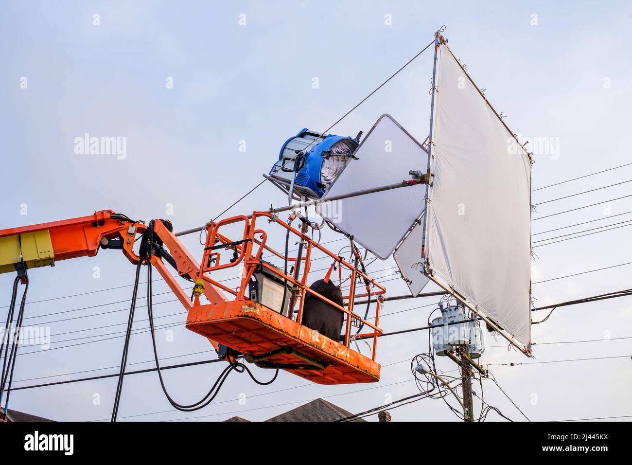 HMI-Leuchten mit angebrachten Diffusoren, die auf einem Aufzug für ein Outdoor-Filmdreh in New Orleans, LA, USA, aufgestellt wurden Stockfoto