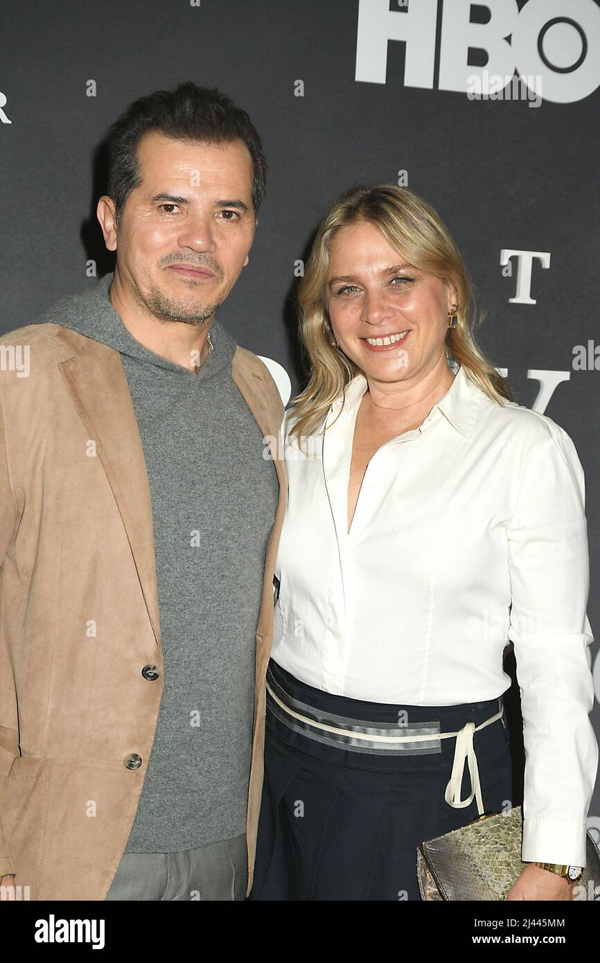 New York, USA. 11.. April 2022. John Leguizamo und seine Frau Justine Maurer nehmen am 11. April 2022 an der HBO-Vorführung von „The Survivor“ im Temple Emanu-el in New York, New York, USA, Teil. Robin Platzer/ Twin Images/ Credit: SIPA USA/Alamy Live News Stockfoto