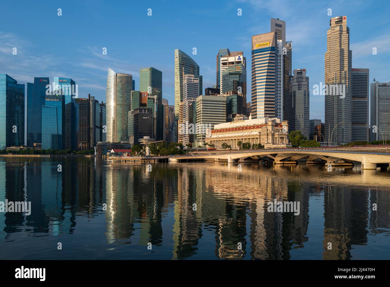 Die Skyline von Singapur mit dem kultigen Fullerton Hotel vor dem Hintergrund der Bürogebäude im zentralen Geschäftsviertel der Stadt. Stockfoto
