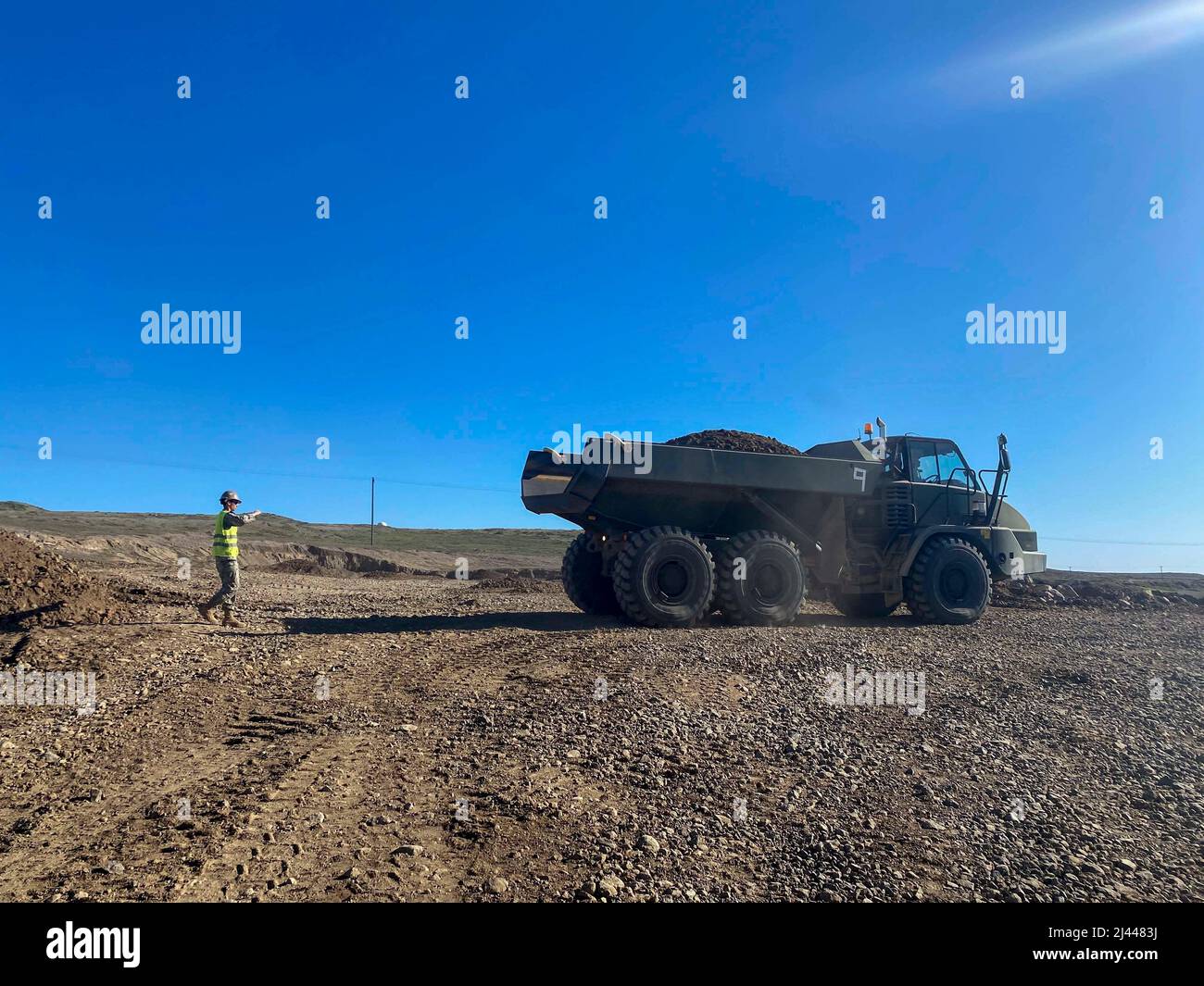 220228-N-PL249-1002 San Clemente Island, KALIFORNIEN (15.. Februar 2022) der Baustellenbetreiber Kevin Eprichtig zum Amphibious Construction Bataillon (ACB) 1 ernannt, führt einen 730 Dump am Felsenbrecherplatz. NMCB-3 wird im gesamten Indo-Pazifik-Raum und in den Vereinigten Staaten eingesetzt, um größere Kampfeinsätze, Theatersicherheit, humanitäre Hilfe und Katastrophenhilfe zu unterstützen. (USA Navy Foto von Leutnant Junior Grade darin Basso/veröffentlicht) Stockfoto