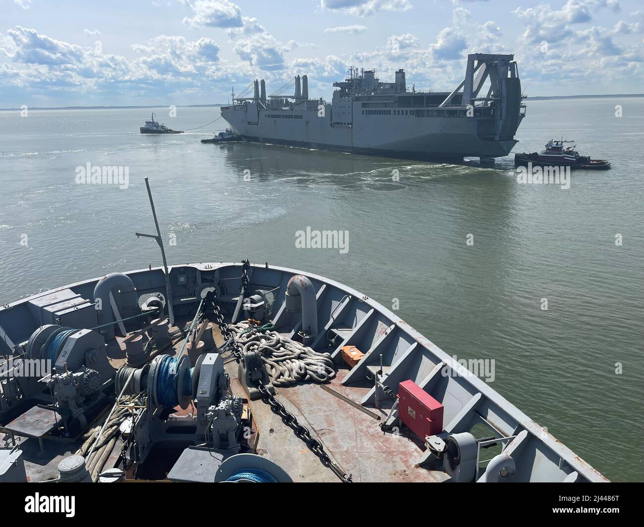 (220411-N-AC165-0003) Norfolk, VA. (April 11, 2022) das militärische Sealift Command charterte im März den Schlepper Signet Warhorse I, um das große, mittelschnelle Roll-on/Roll-off (LMSR)-Schiff USNS Shughart (T-AKR 295) vom Newport News Marine Terminal zur Reserve-Flotte der Maritime Administration in Beaumont, Texas, zu schleppen, wo das Schiff dauerhaft der Ready Reserve Force (RRF) von MARAD beitreten wird. Stockfoto