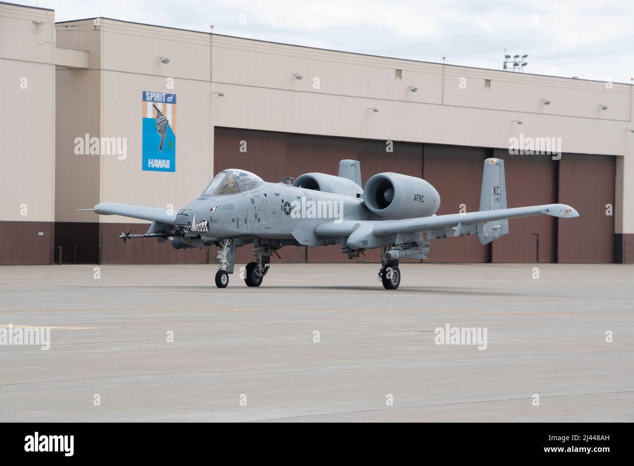 Ein A-10C Thunderbolt II rollt während der Übung Agile Tiger auf der Whiteman Air Force Base, Missouri, 5. April 2022 zur Startbahn. Übung Agile Tiger war eine 509.-geführte Interoperabilitätsschulung, bei der die Fähigkeiten aktiver Dienst-, Wache- und Reservekräfte der US-Streitkräfte kombiniert und verfeinert wurden, um die Kampfbereitschaft zu gewährleisten. (USA Foto der Air National Guard von Airman 1. Class Kelly C. Ferguson) Stockfoto