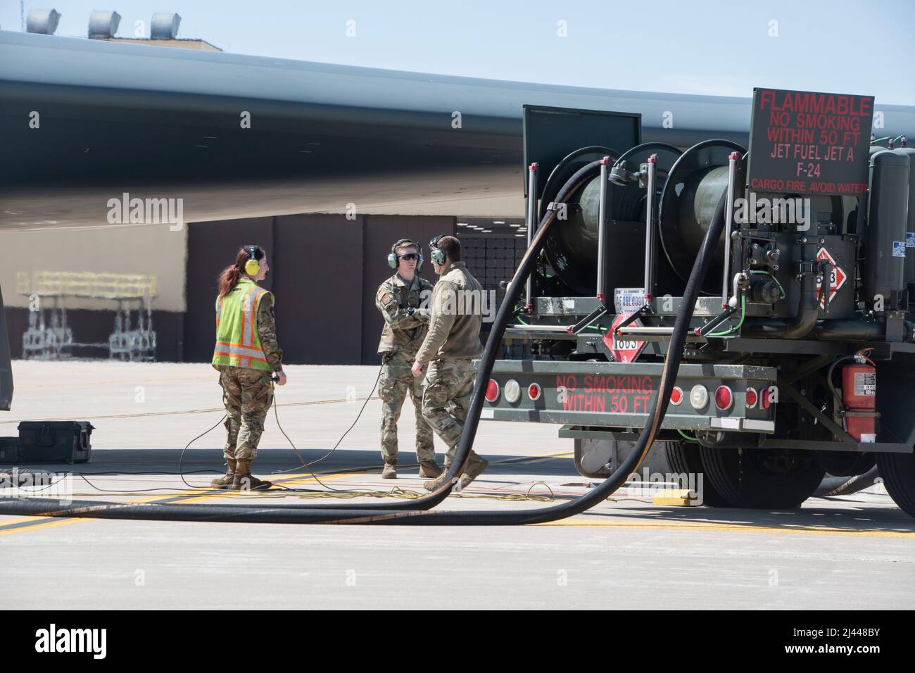 Mitglieder des 509. 4 Bomb Wing Aircraft Maintenance Squadron und 509. 2022 Logistics Readiness Squadron tanken während der Übung Agile Tiger auf der Whiteman Air Force Base, Missouri, einen B-2 Spirit Stealth-Bomber auf. Übung Agile Tiger war eine 509.-geführte Interoperabilitätsschulung, bei der die Fähigkeiten aktiver Dienst-, Wache- und Reservekräfte der US-Streitkräfte kombiniert und verfeinert wurden, um die Kampfbereitschaft zu gewährleisten. (USA Foto der Air National Guard von Airman 1. Class Kelly C. Ferguson) Stockfoto