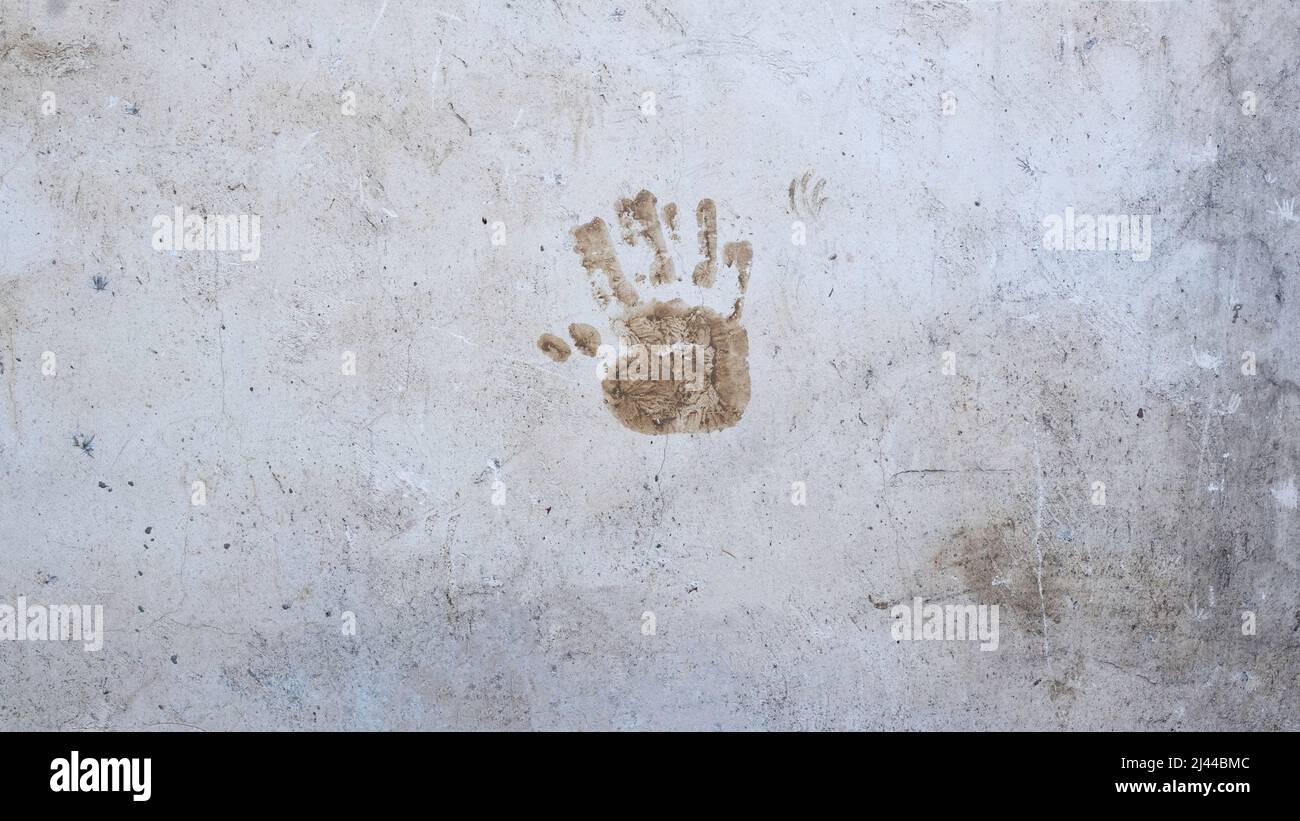 Einhanddruck auf alter Zementwand im Freien. Abstrakte Grunge Hintergrundtextur. Speicherplatz Kopieren Stockfoto