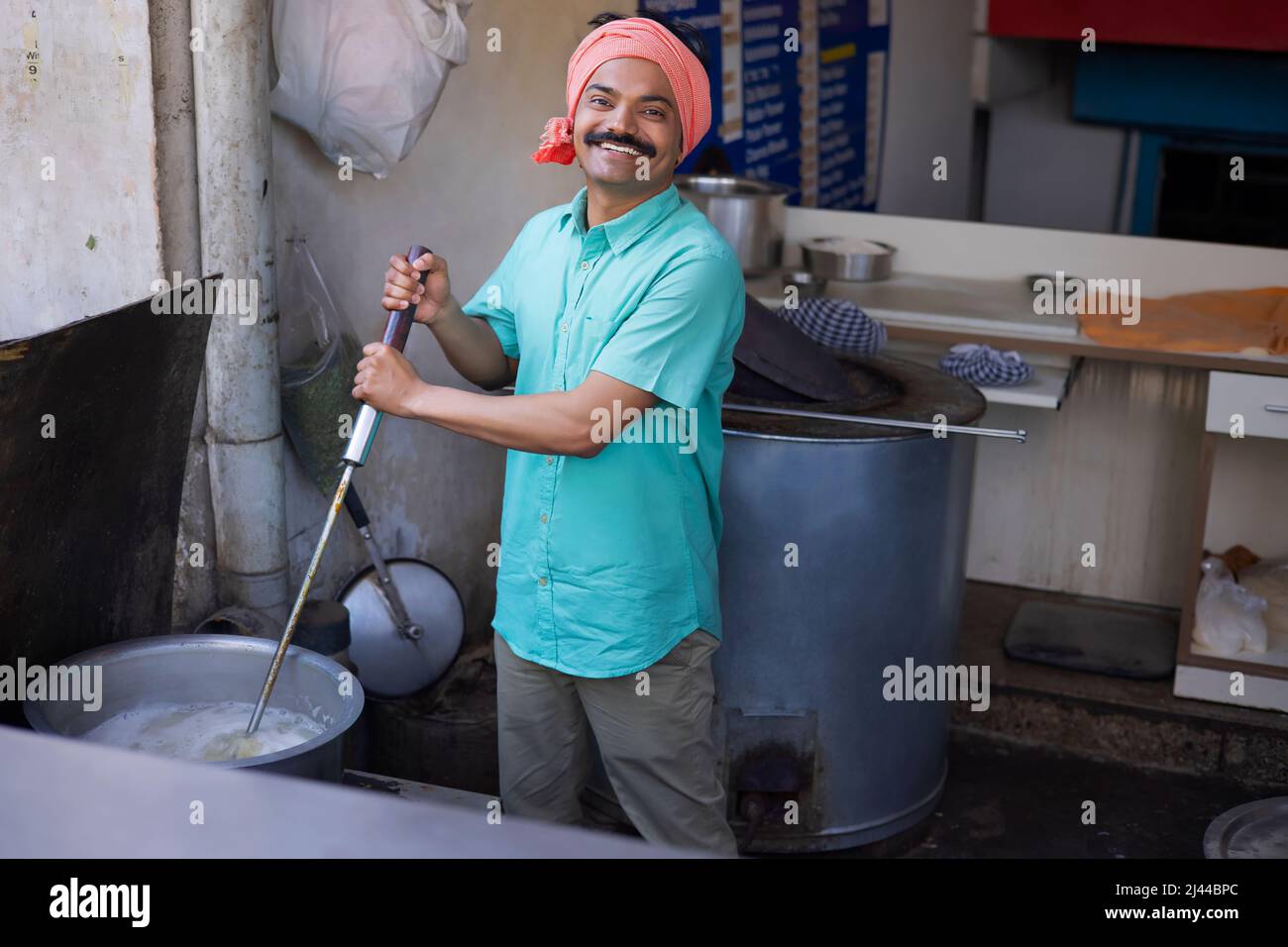Porträt eines glücklichen Mannes, der im Restaurant Reis kocht Stockfoto