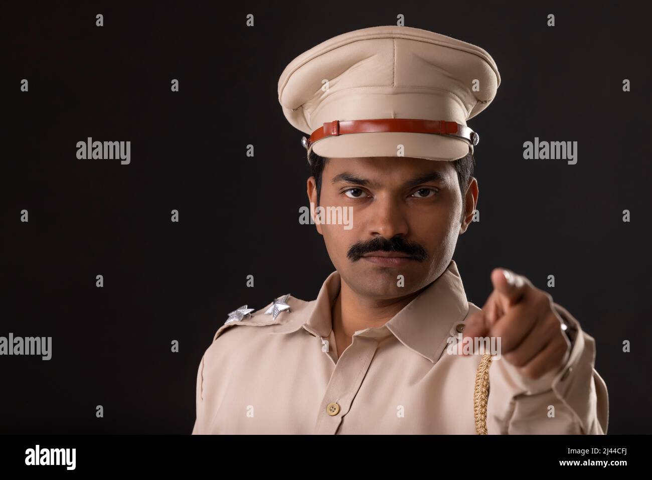 Nahaufnahme eines wütenden indischen Polizisten Stockfoto