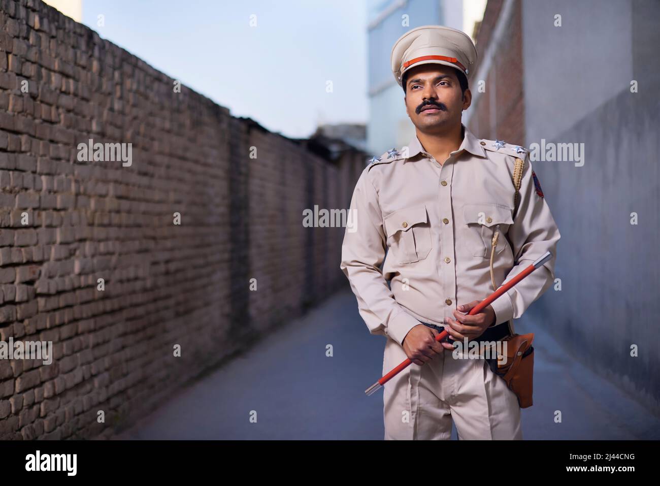 Porträt eines indischen Polizisten im Dienst Stockfoto