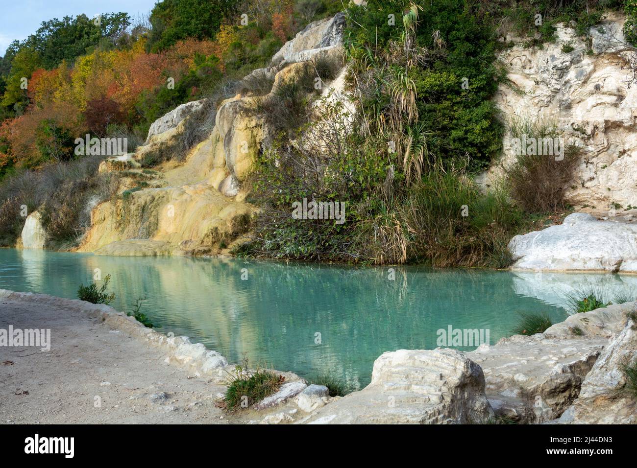 Alte heiße Thermalquellen und blauer Pool im Naturpark Dei Mulini, Bagno Vignoni, Toskana, Italien im Herbst Stockfoto