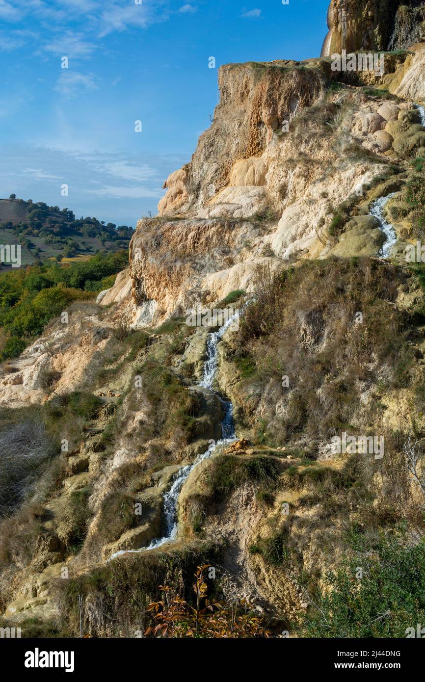 Alte heiße Thermalquellen und Schwimmbad im Naturpark Dei Mulini, Bagno Vignoni, Toskana, Italien im Herbst Stockfoto