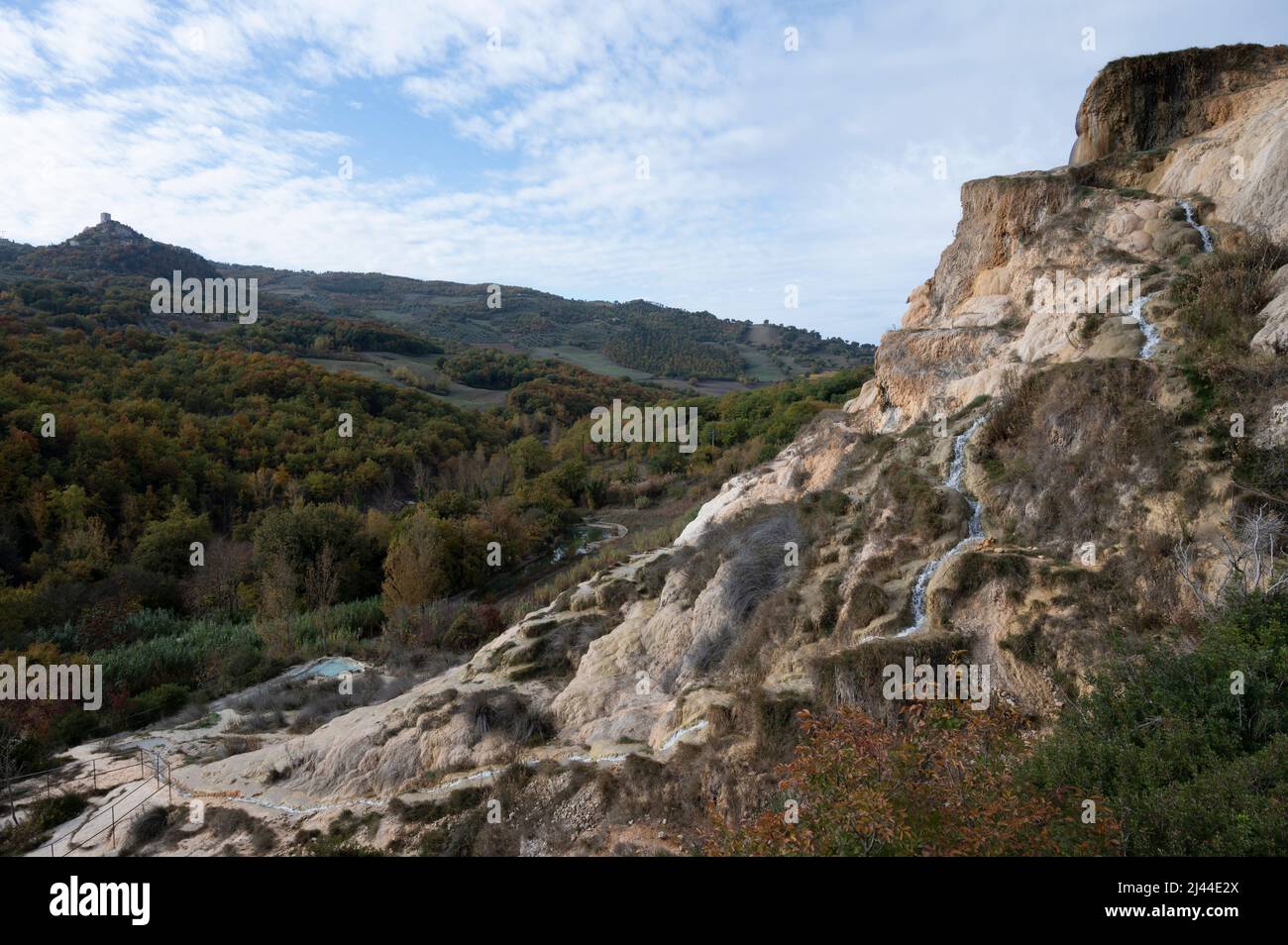 Alte heiße Thermalquellen und Schwimmbad im Naturpark Dei Mulini, Bagno Vignoni, Toskana, Italien im Herbst Stockfoto