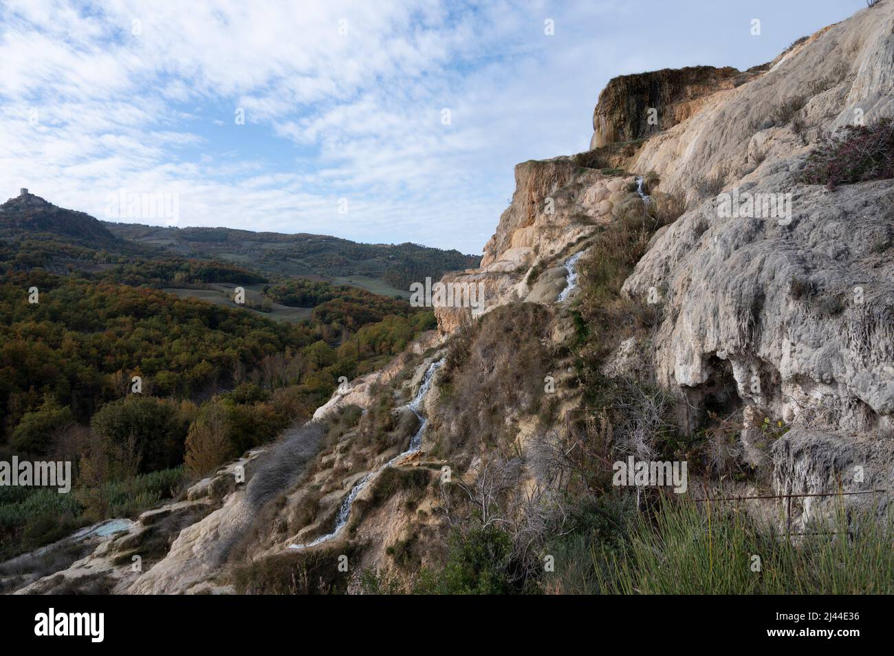 Alte heiße Thermalquellen und Schwimmbad im Naturpark Dei Mulini, Bagno Vignoni, Toskana, Italien im Herbst Stockfoto