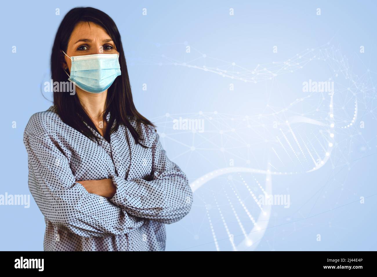 Porträt der erwachsenen Frau trägt Schutzmaske. Medizinischer Hintergrund, Patient Vertrauen. Gesundheitswesen Notfall medizinischen Service und Chirurgie oder Gastfreundschaft Stockfoto