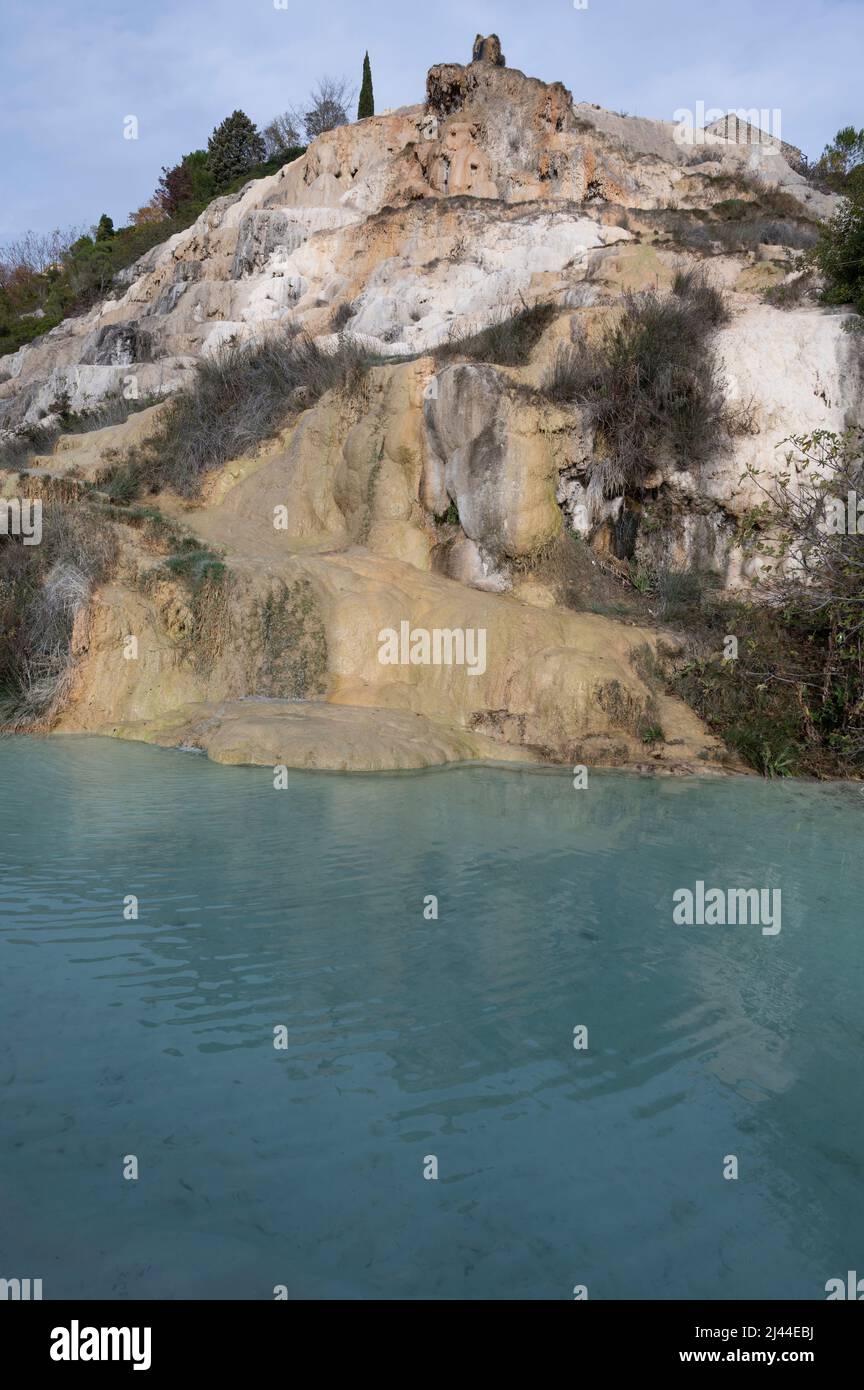 Alte heiße Thermalquellen und blauer Pool im Naturpark Dei Mulini, Bagno Vignoni, Toskana, Italien im Herbst Stockfoto