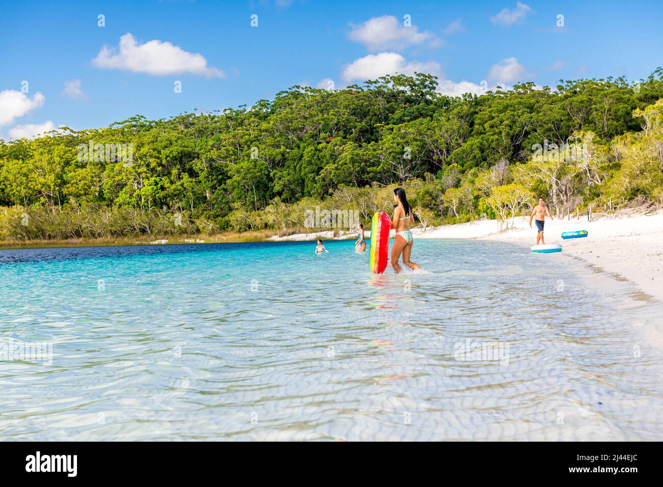 Touristen entspannen sich am Lake McKenzie auf Fraser Island in Queensland, Australien Stockfoto