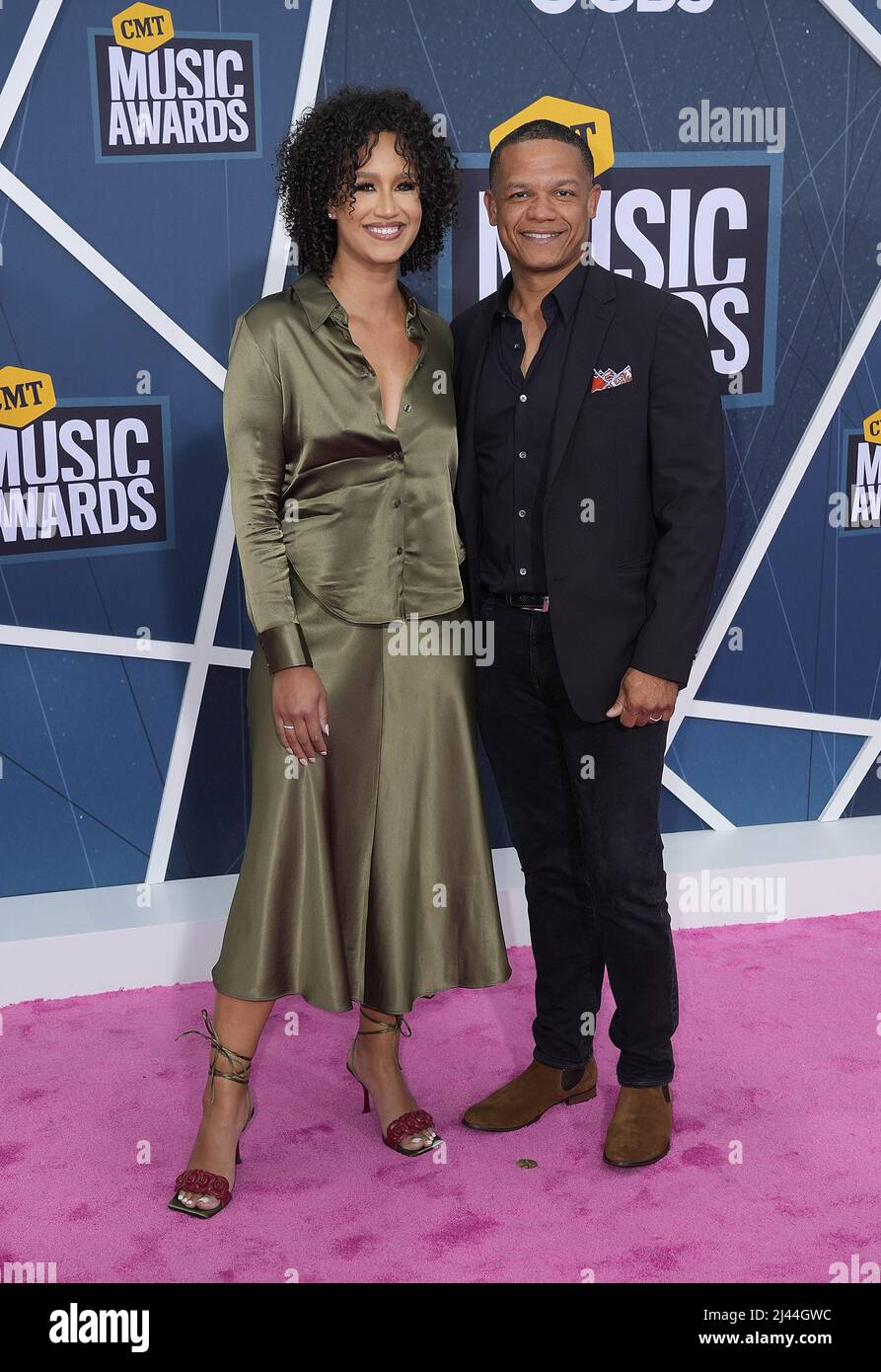 Nashville, USA. 11. April 2022. Kimberly Chexnayder und Jason White nehmen am 11. April 2022 an den CMT Music Awards 2022 im Nashville Municipal Auditorium in Nashville, Tennessee, Teil. Foto: Ed/imageSPACE/Sipa USA Kredit: SIPA USA/Alamy Live News Stockfoto