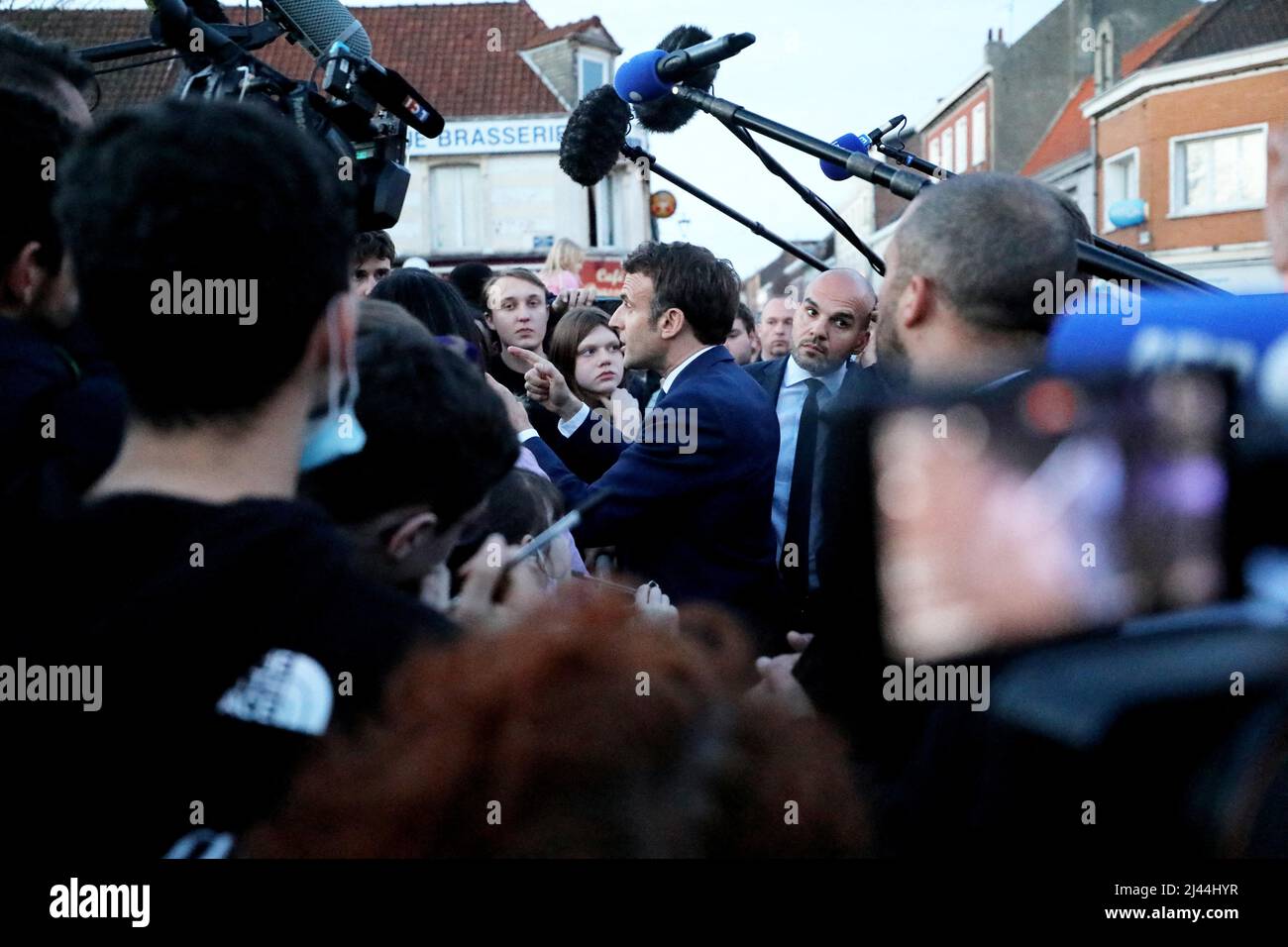 Le President de la Republique Francaise et candidat du parti centriste La Republique en marche (LREM) à la Wiederwahl, Emmanuel Macron se trouvait à Carvin, dans le Pas-de-Calais, Frankreich, le 11 avril 2022. Il a accorde une Interview à B.Toussaint dans le Cafe - Brasserie Le Bellevue, pour initier sa campagne en vue du second Tour. Il a ensuite ete saluer la Population rassemblee en Masse et defendre son Program aupres de celle-CI. Der französische Präsident und Kandidat der Partei La Republique en Marche (LREM) zur Wiederwahl Emmanuel Macron während eines eintägigen Wahlkampfbesuchs in der Region Hauts-de-France, in C Stockfoto