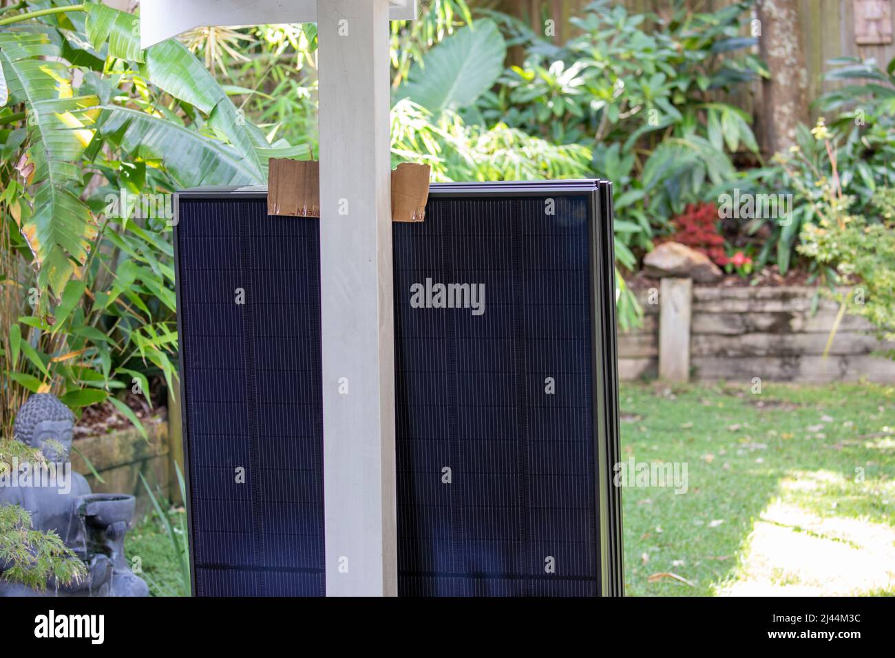 REC 400W Alpha Solar-PV-Module warten auf die Installation in einem Haus in Sydney, NSW, Australien Stockfoto