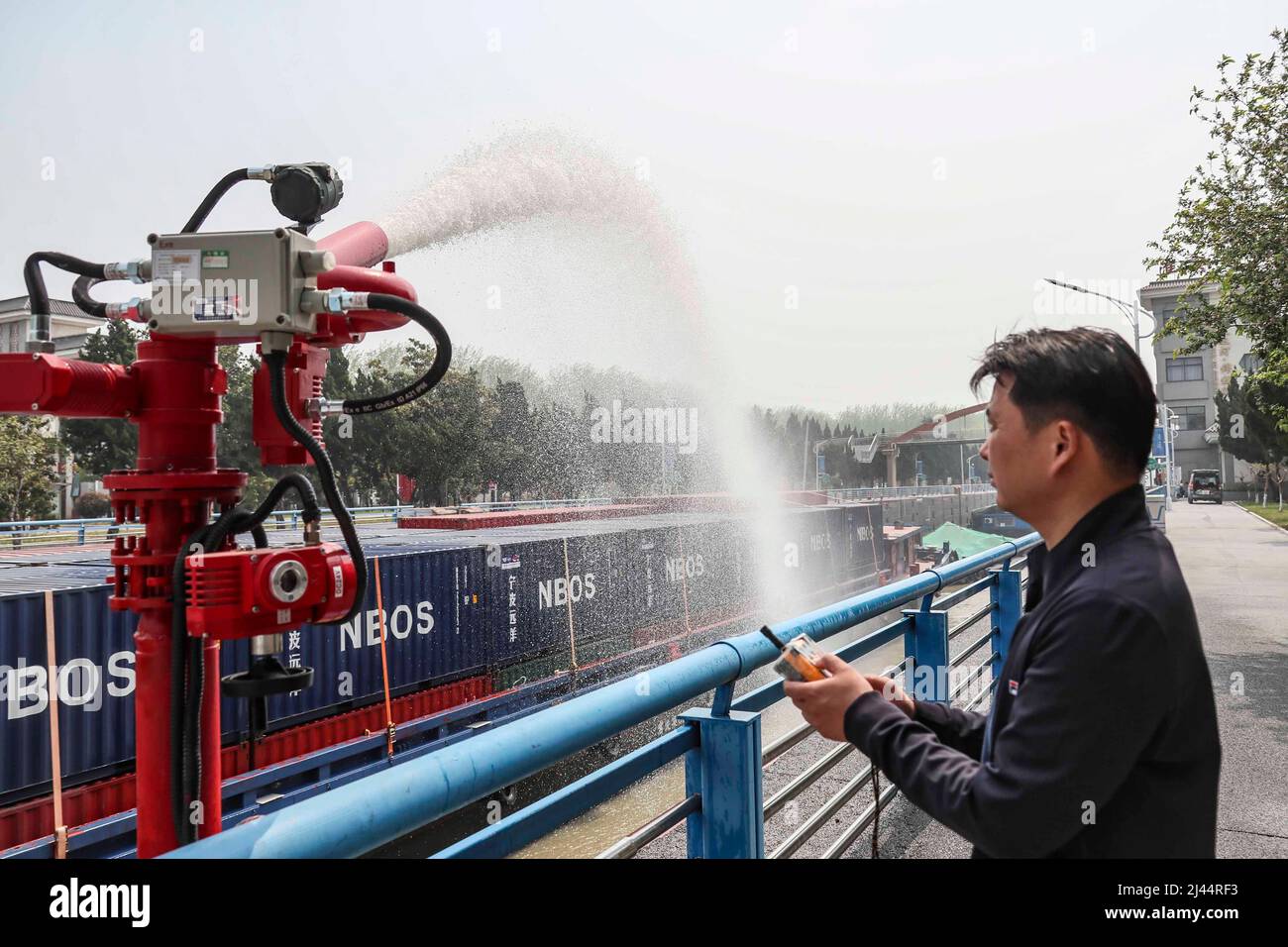 HUAI'AN, CHINA - 12. APRIL 2022 - die selbstansaugende Brandüberwachung der Huai'an-Schleuse führt eine Sprinklerauslösung durch. Am 12. April 2022, Huai'an, Jian Stockfoto