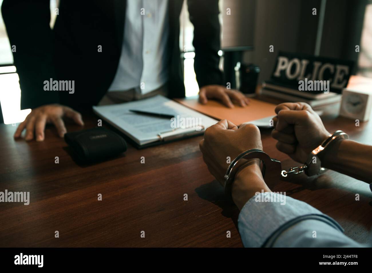 Polizeibeamte stehen vor, um Vorwürfe über Cybermobbing Straftaten im Büro zu machen. Stockfoto