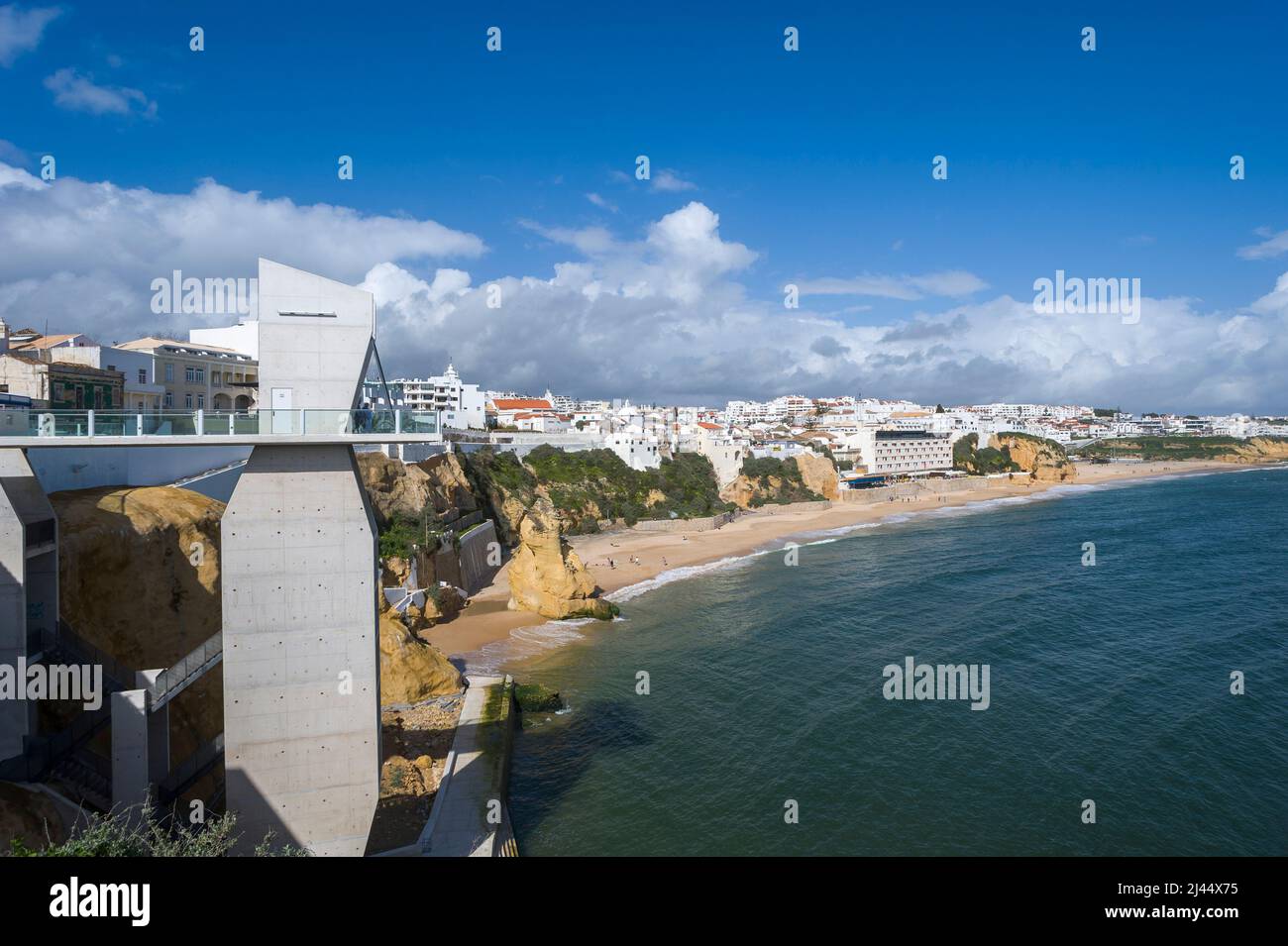 Stadtbild mit Peneco Beach und Elevador do Peneco Tower, Albufeira, Algarve, Portugal, Europa Stockfoto