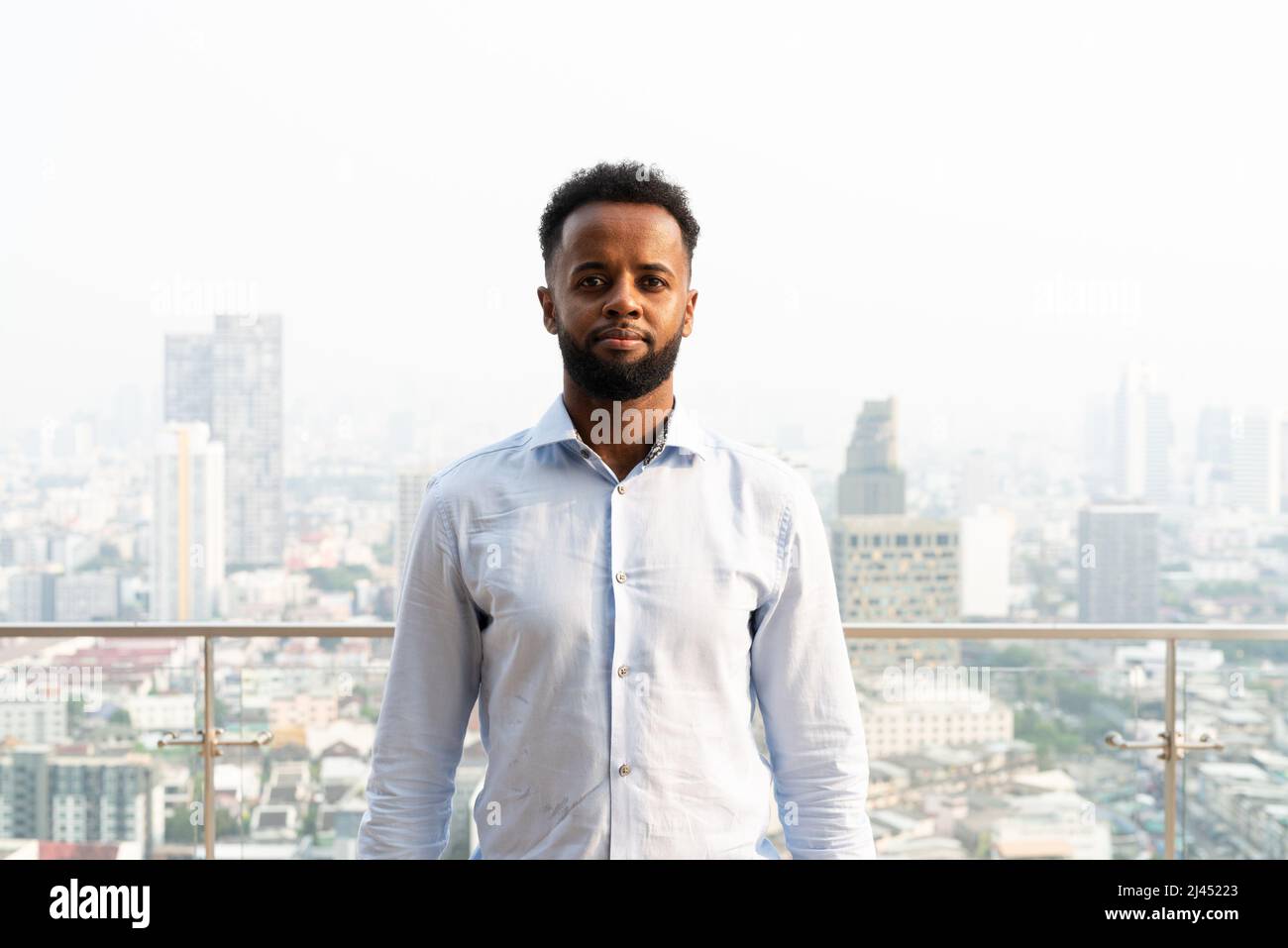 Porträt eines hübschen jungen afrikanischen Mannes im Freien Stockfoto