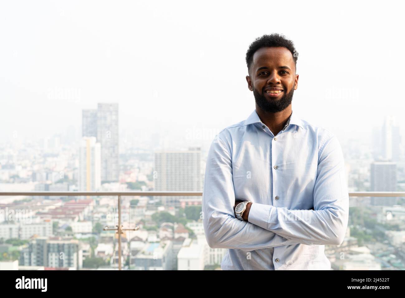 Porträt eines hübschen jungen afrikanischen Mannes im Freien Stockfoto