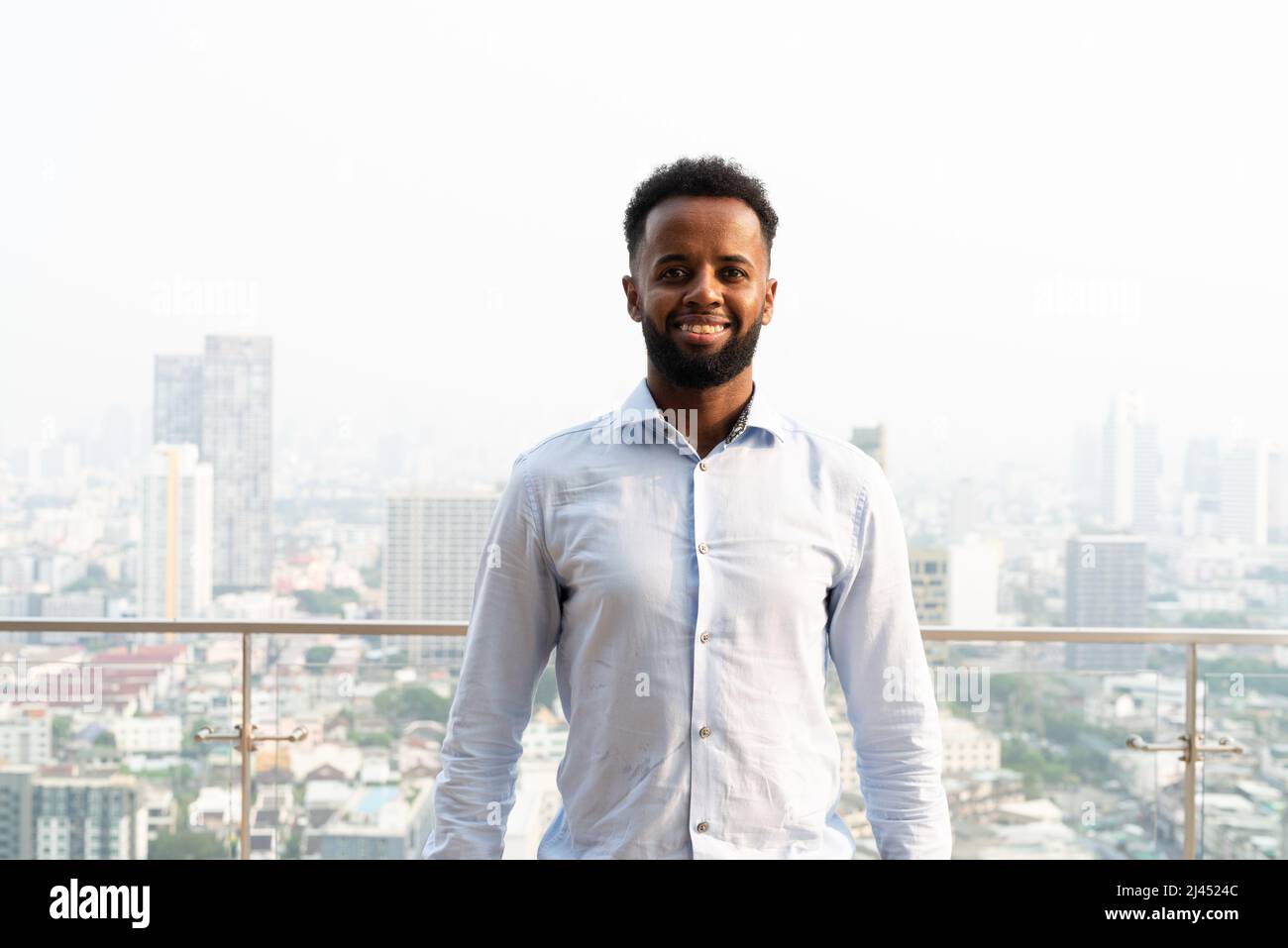Porträt eines hübschen jungen afrikanischen Mannes im Freien Stockfoto