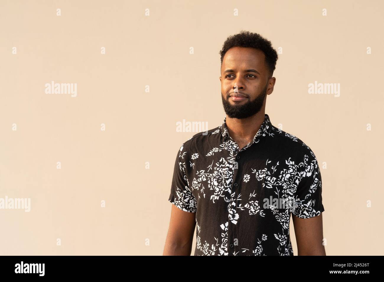 Porträt eines hübschen jungen afrikanischen Mannes im Freien Stockfoto