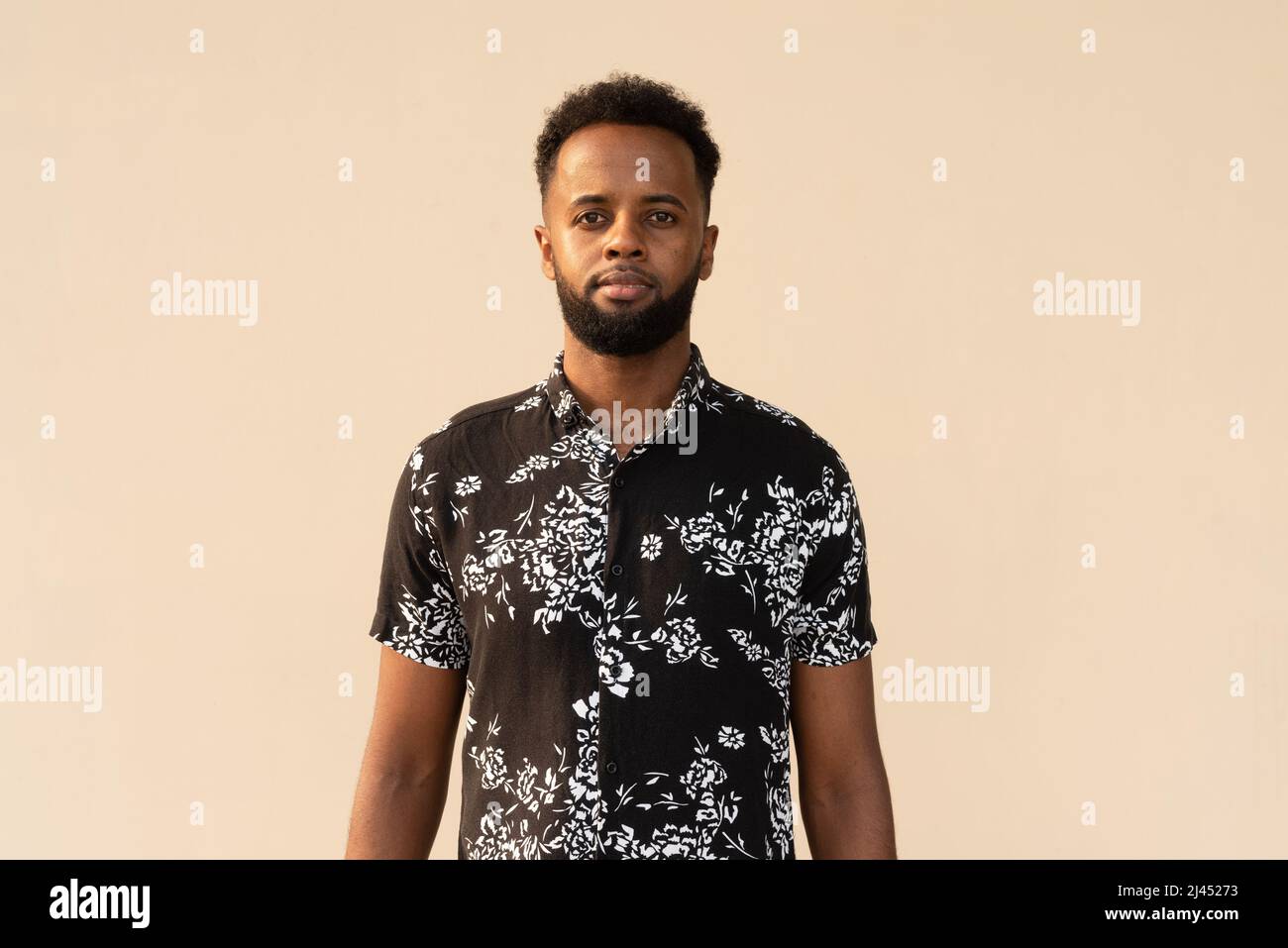 Porträt eines hübschen jungen afrikanischen Mannes im Freien Stockfoto