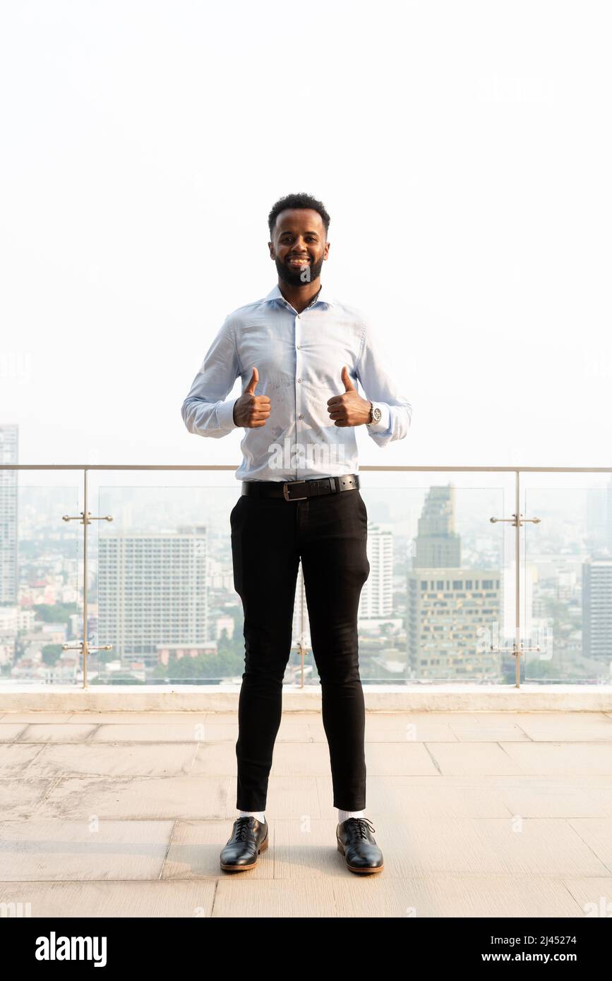 Porträt eines hübschen jungen afrikanischen Mannes im Freien Stockfoto