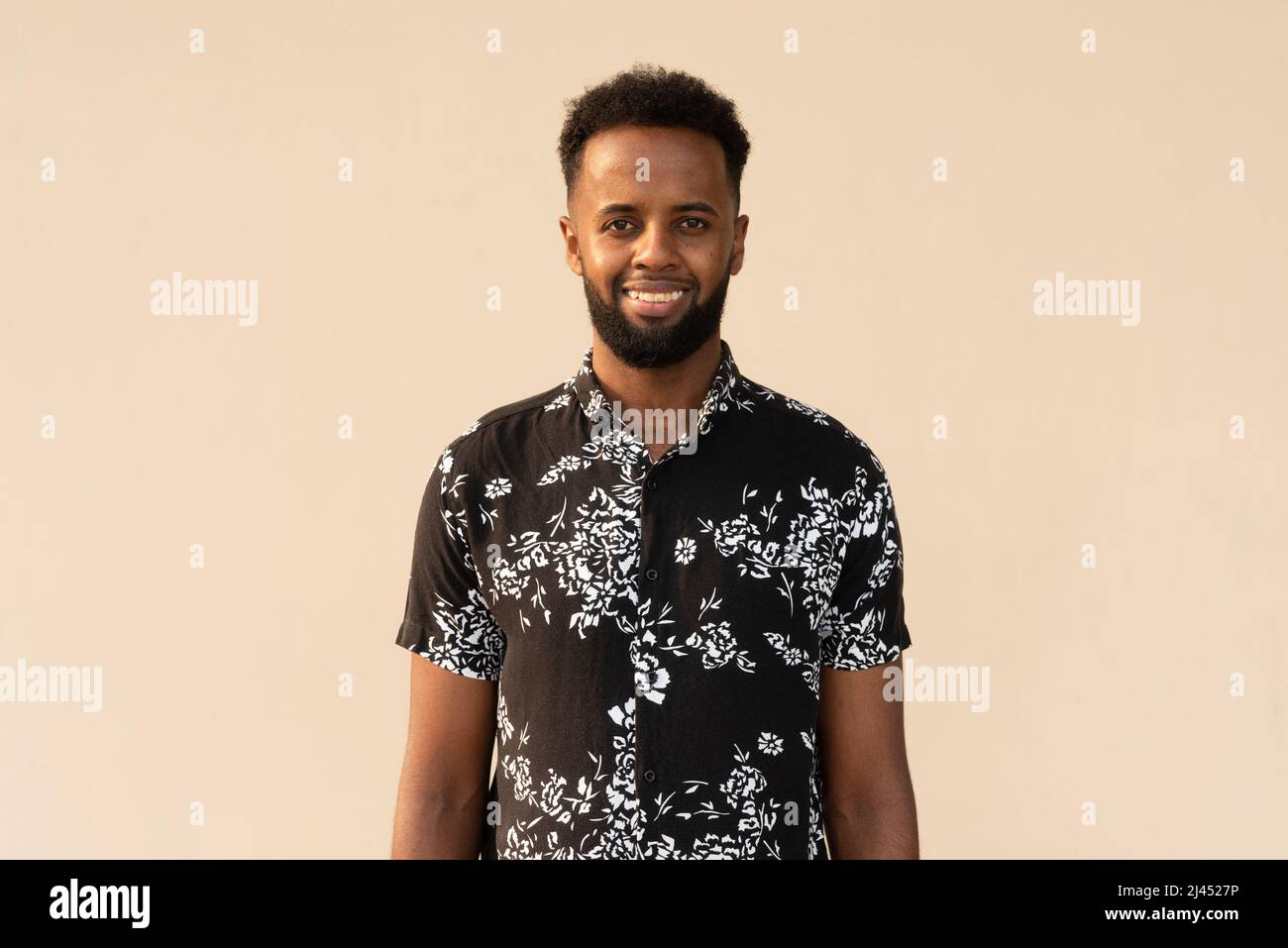 Porträt eines hübschen jungen afrikanischen Mannes im Freien Stockfoto