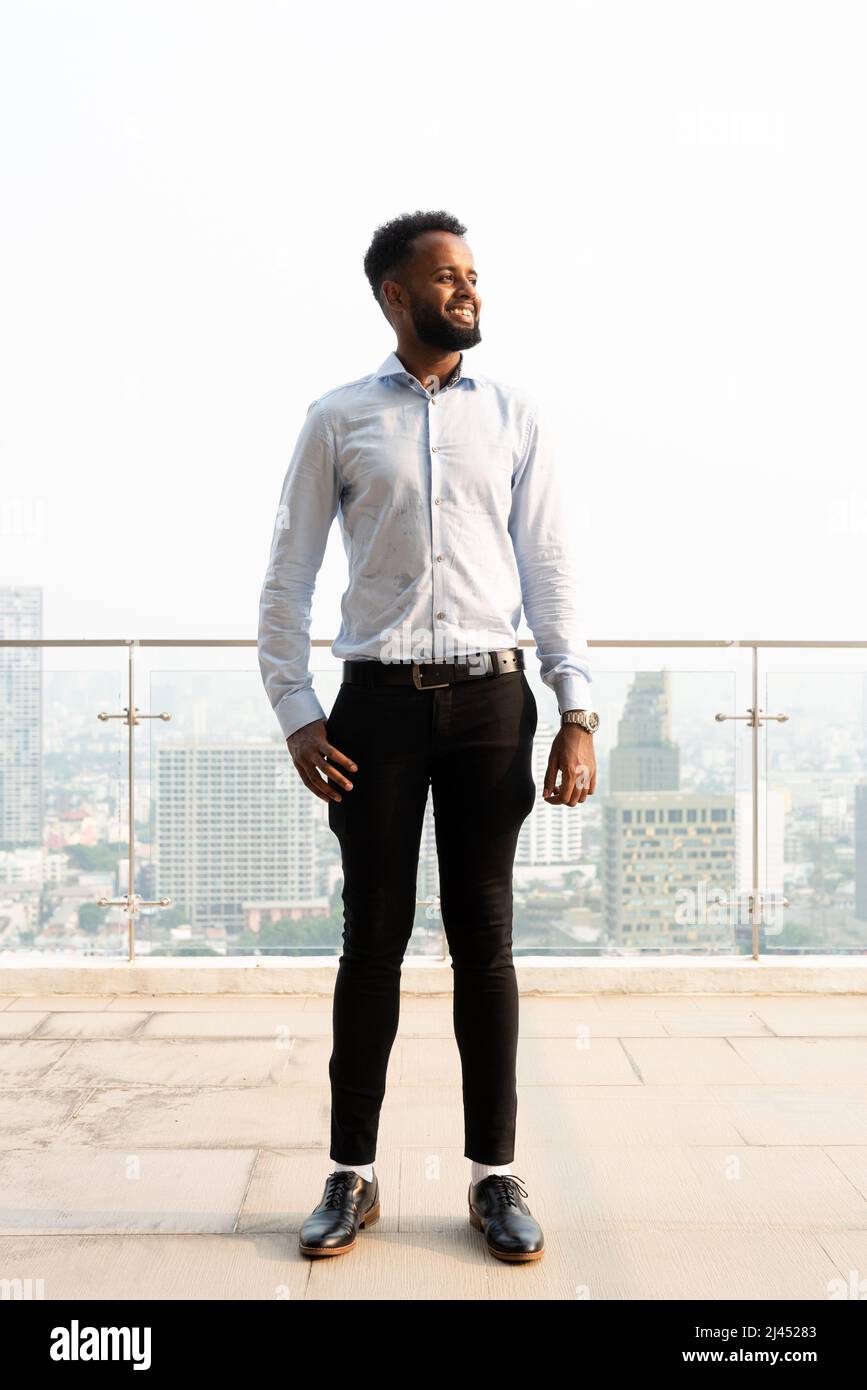 Porträt eines hübschen jungen afrikanischen Mannes im Freien Stockfoto