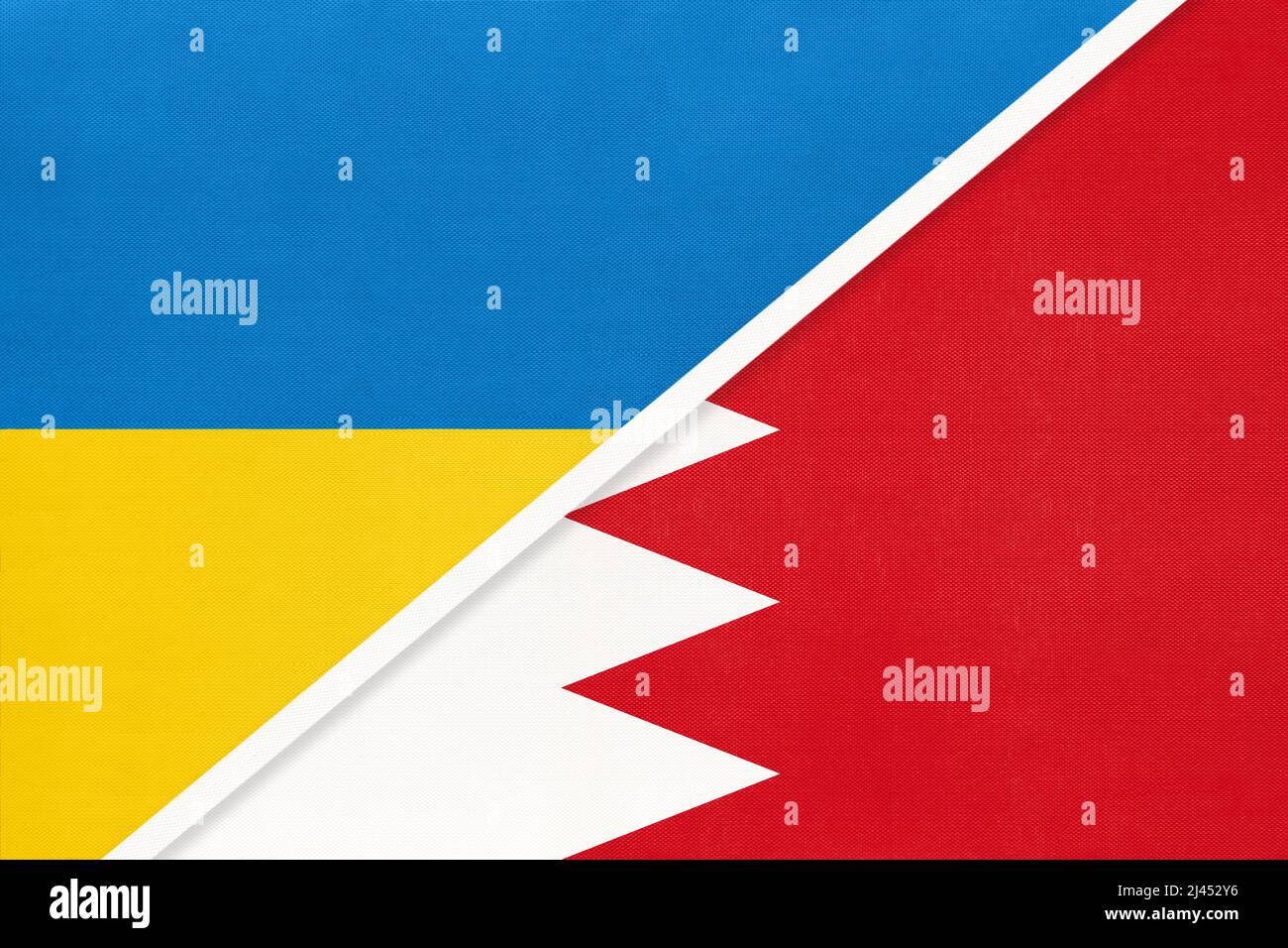 Ukraine und Bahrain, Symbol des Landes. Ukrainische gegen bahrainische Nationalflaggen. Beziehungen und Partnerschaft zwischen zwei Ländern. Stockfoto