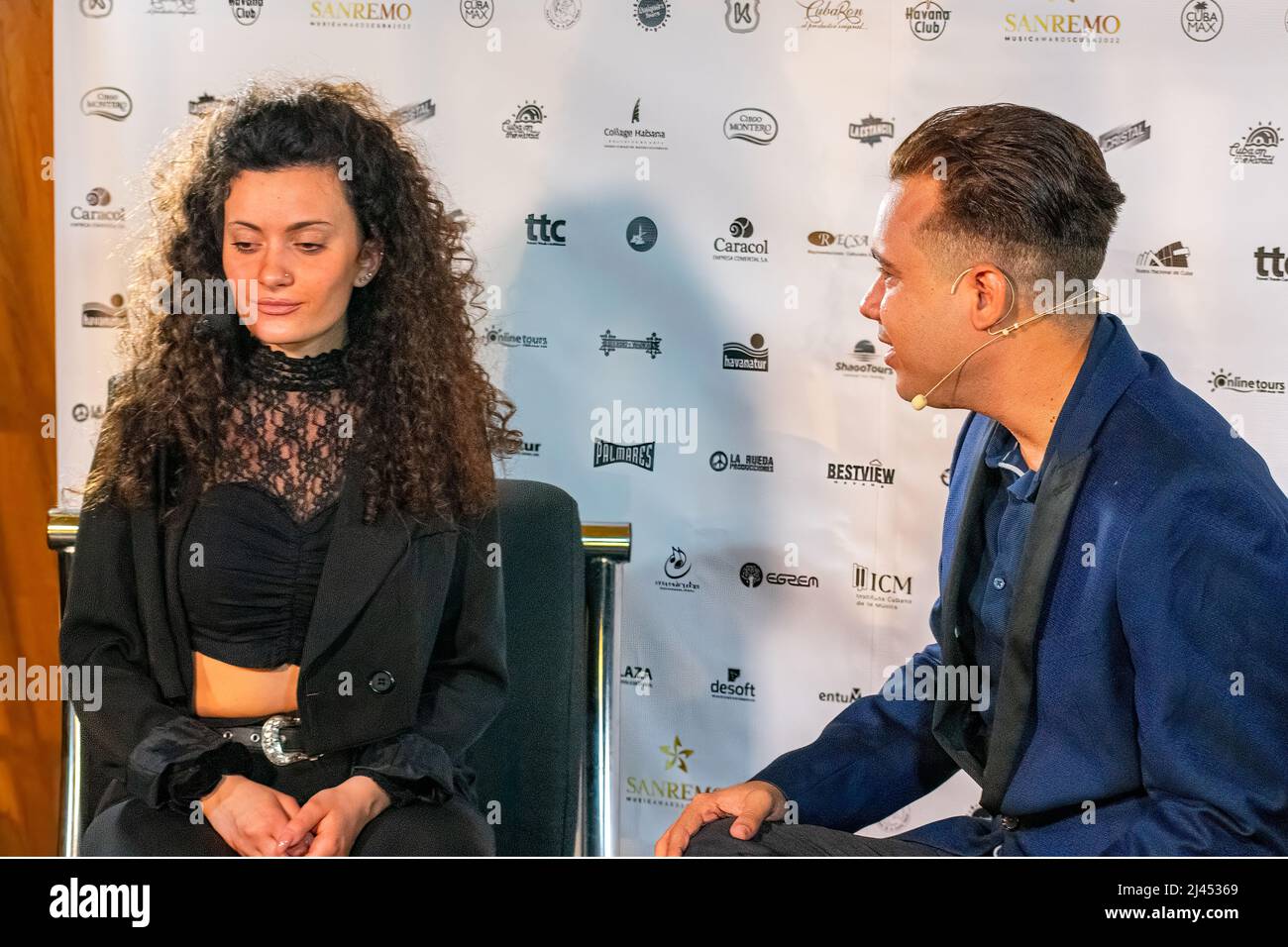 Anchor of Streaming Cuba interviewt eine italienische Persönlichkeit während der San Remo Music Awards 2022. Stockfoto