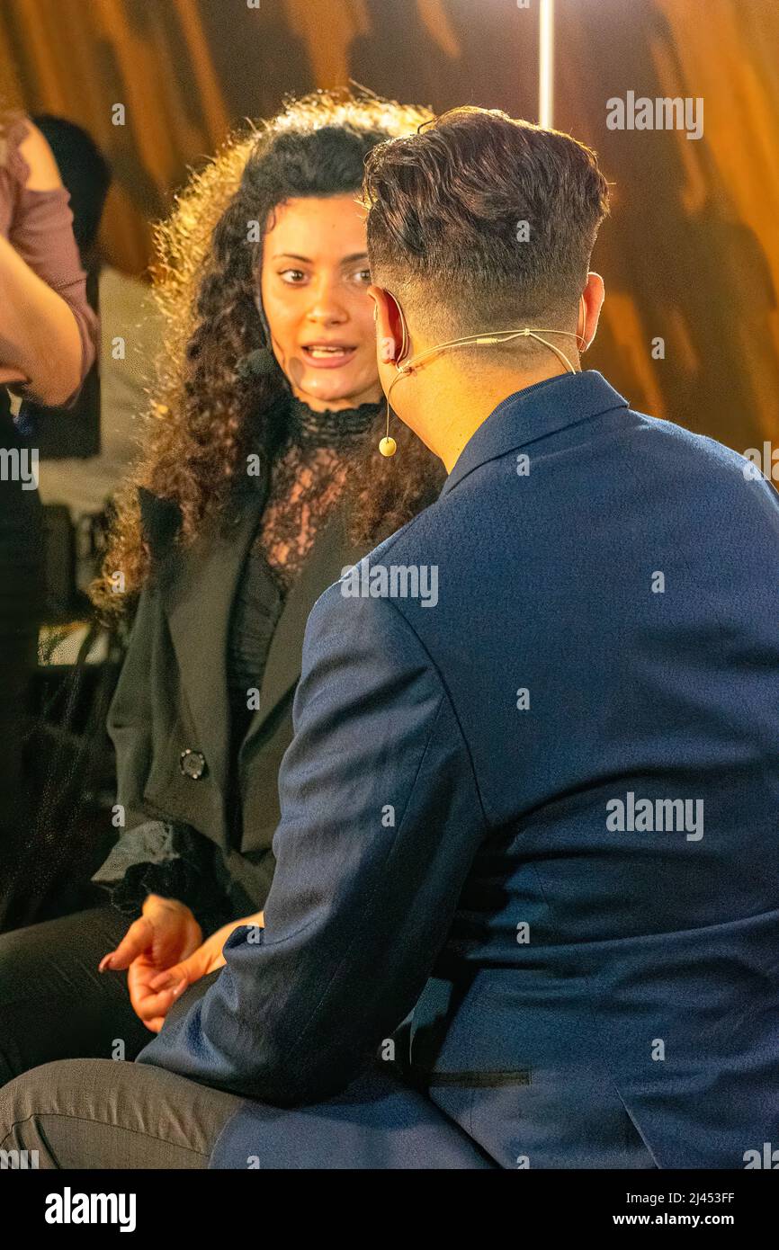 Anchor of Streaming Cuba interviewt eine italienische Persönlichkeit während der San Remo Music Awards 2022. Stockfoto