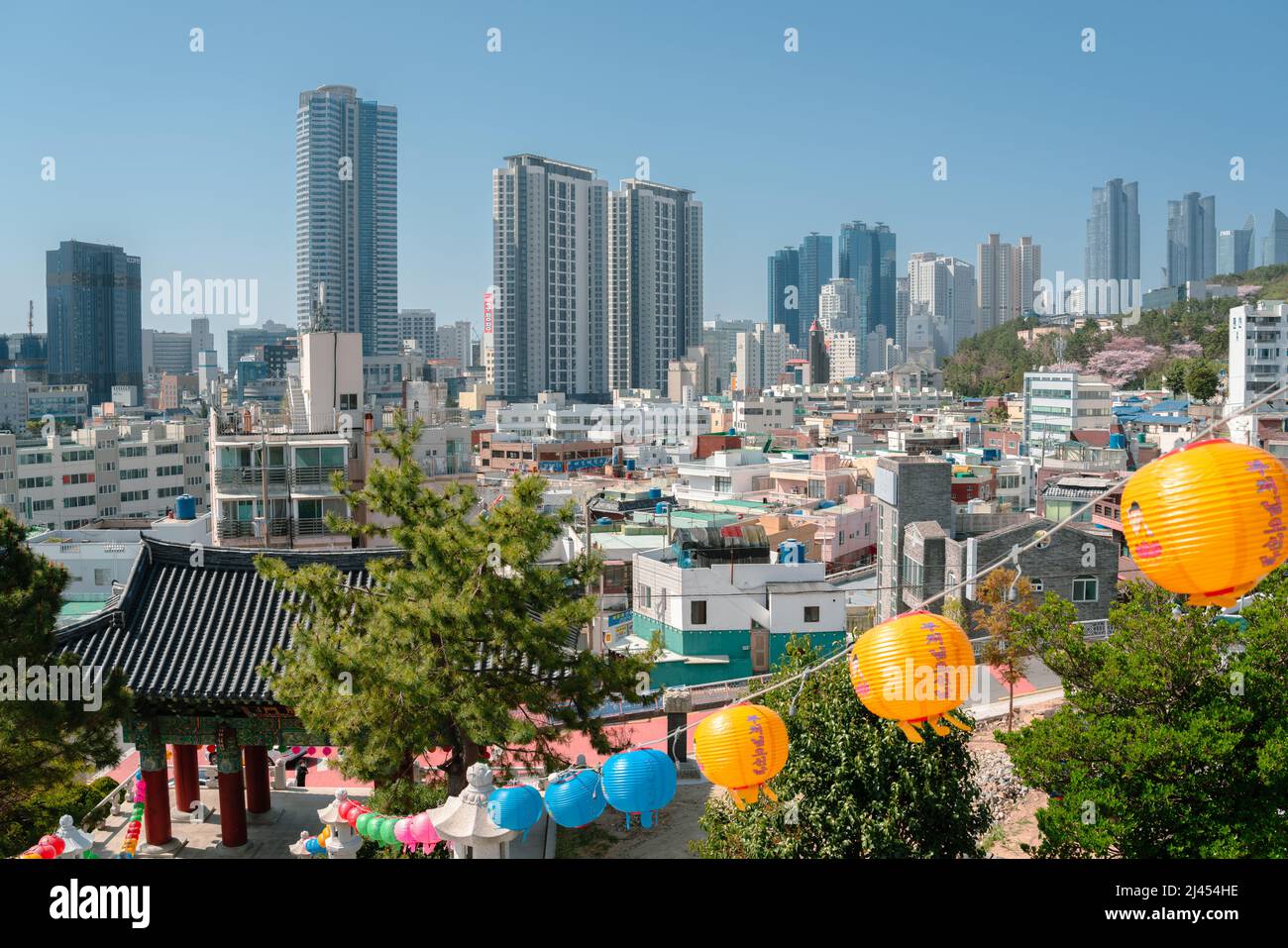Busan, Korea - 8. April 2022 : Panoramasicht auf die Stadt Haeundae vom Haeunjeongsa-Tempel Stockfoto