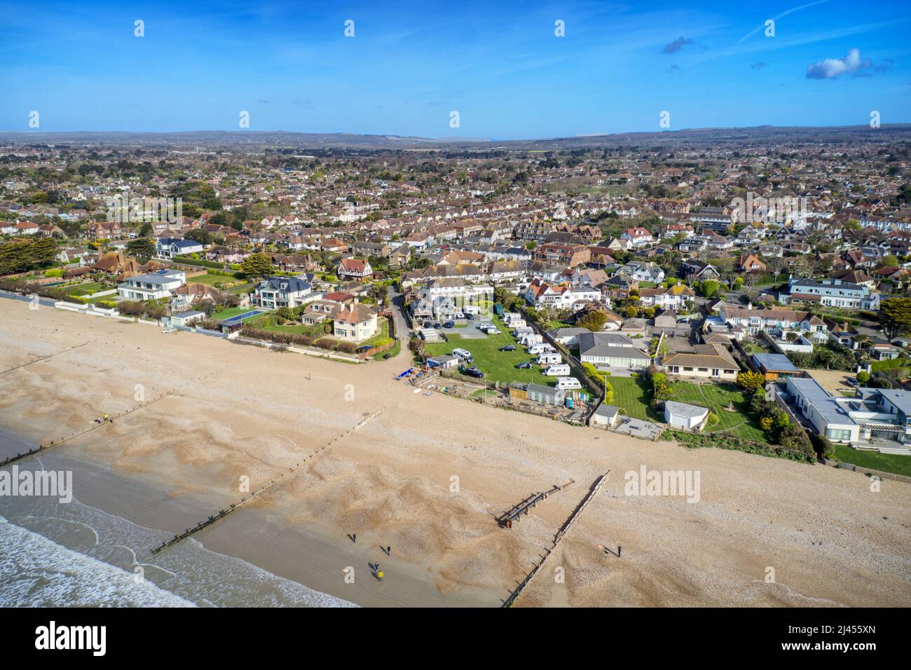 East Preston Dorf Seafront und Strand in West Sussex an der Südküste von England mit den South Downs im Hintergrund, Luftaufnahme. Stockfoto