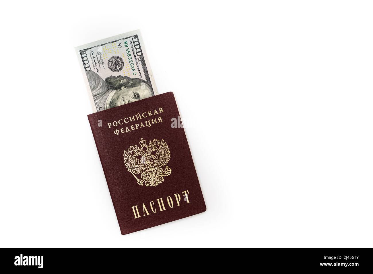 US-Dollar, 100-Dollar-Scheine liegen im Pass der Russischen Föderation, Nahaufnahme auf weißem Hintergrund. Hochwertige Fotos Stockfoto